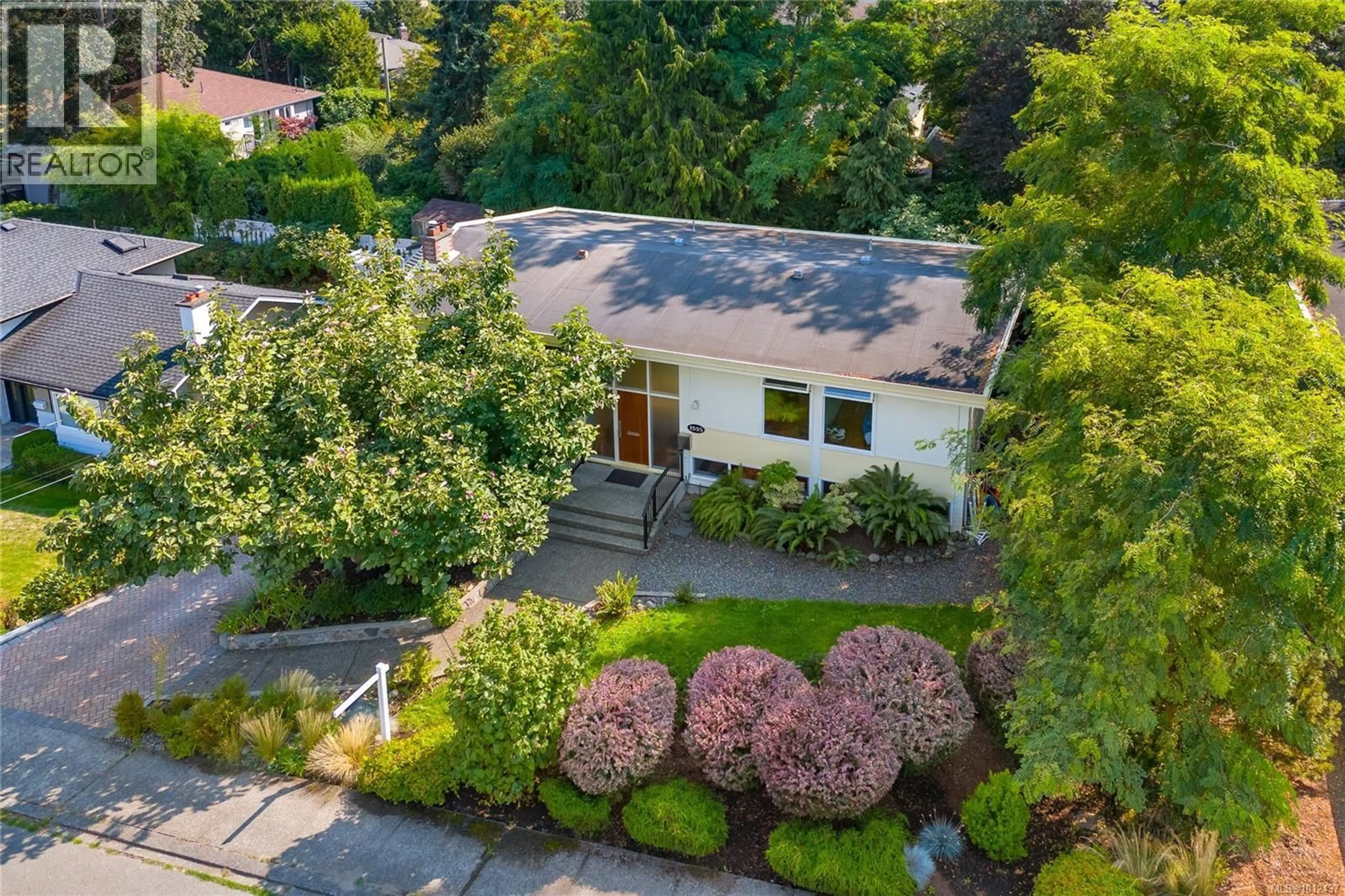A pic from outside/outdoor area/front of a property/back of a property/a pic from drone, street for 1555 JASPER PLACE, Saanich British Columbia V8P1N9