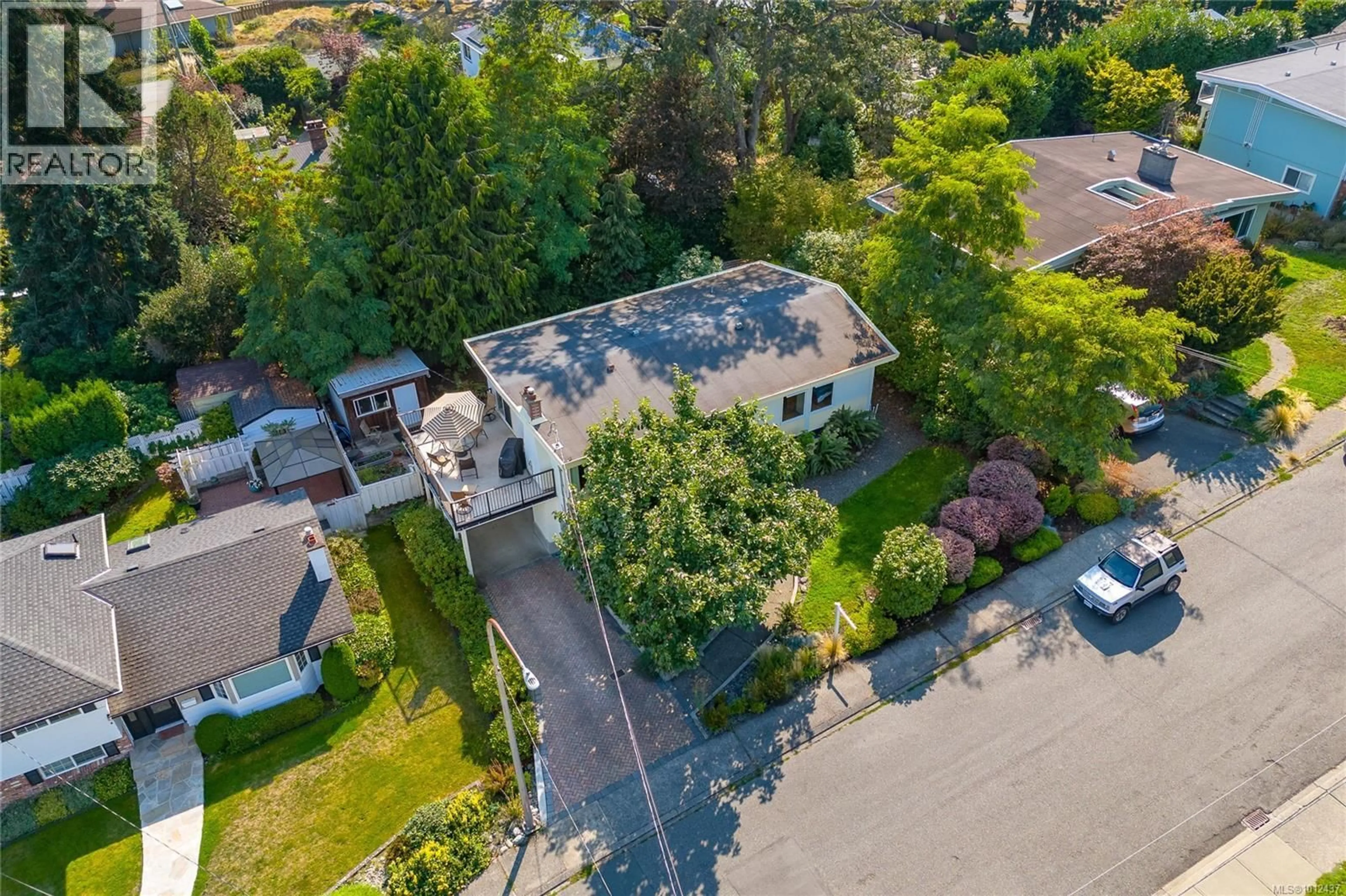 A pic from outside/outdoor area/front of a property/back of a property/a pic from drone, street for 1555 JASPER PLACE, Saanich British Columbia V8P1N9