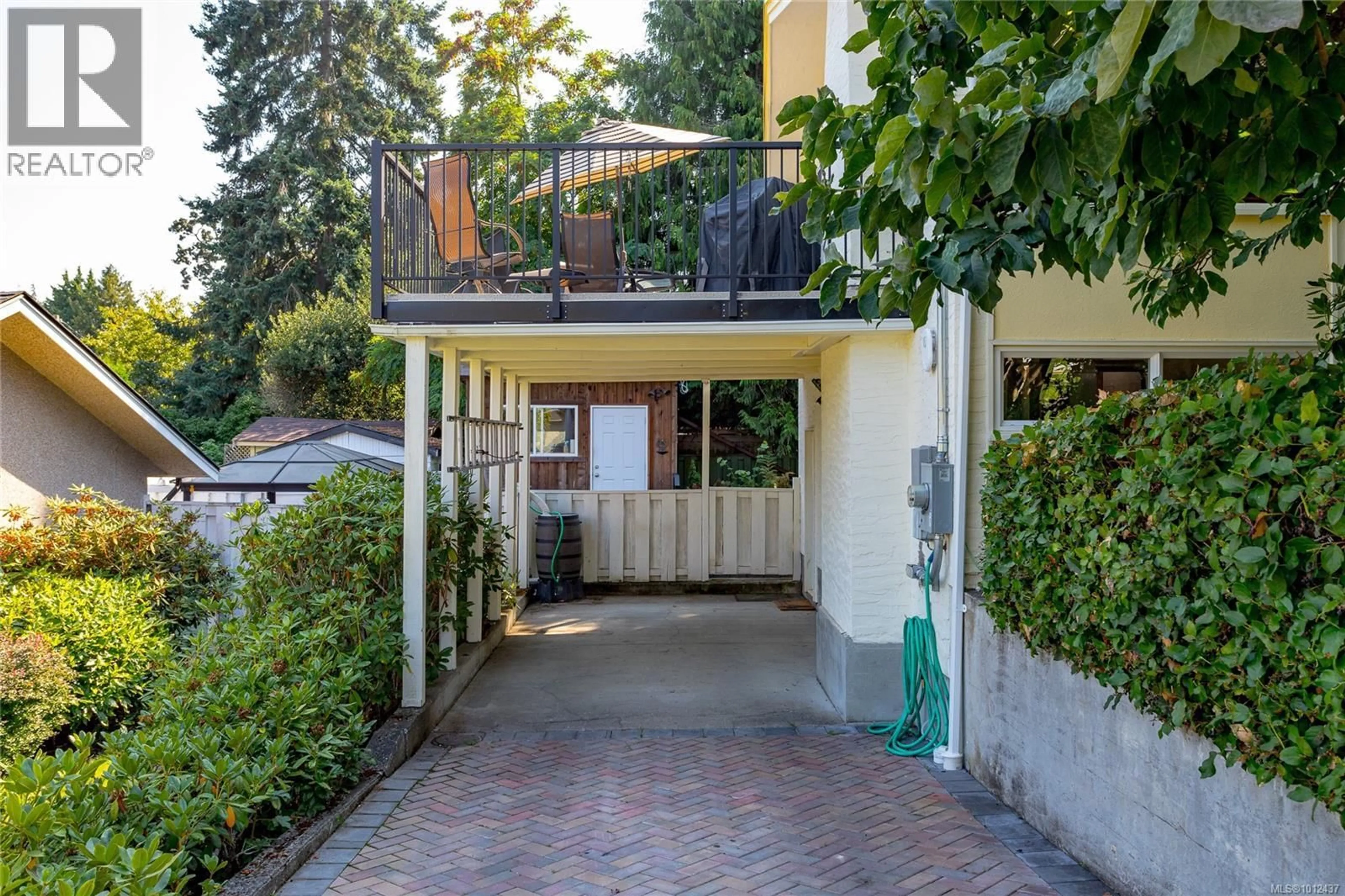 Patio, street for 1555 JASPER PLACE, Saanich British Columbia V8P1N9
