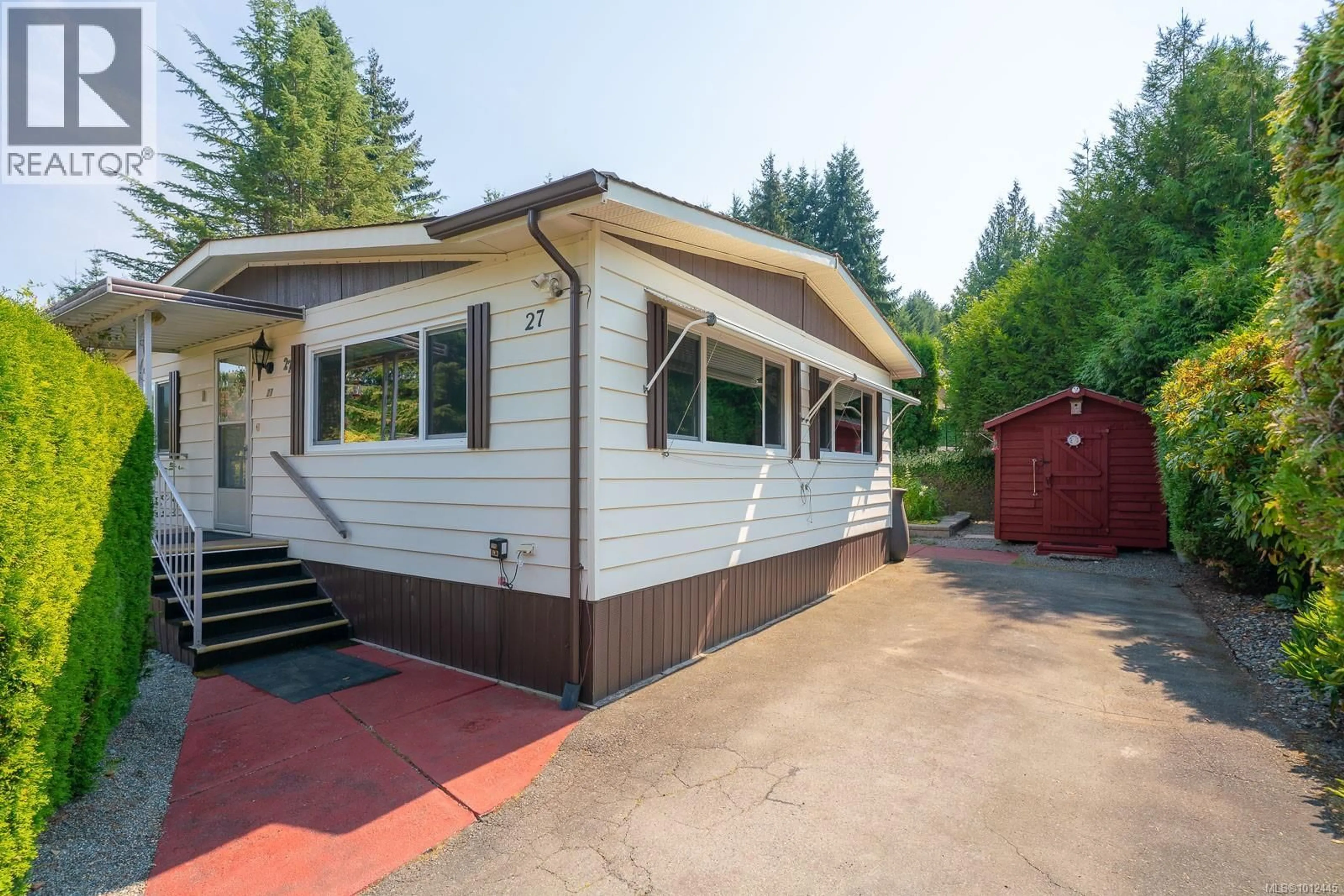 Home with vinyl exterior material, street for 27 - 5150 CHRISTIE ROAD, Ladysmith British Columbia V9G1J2