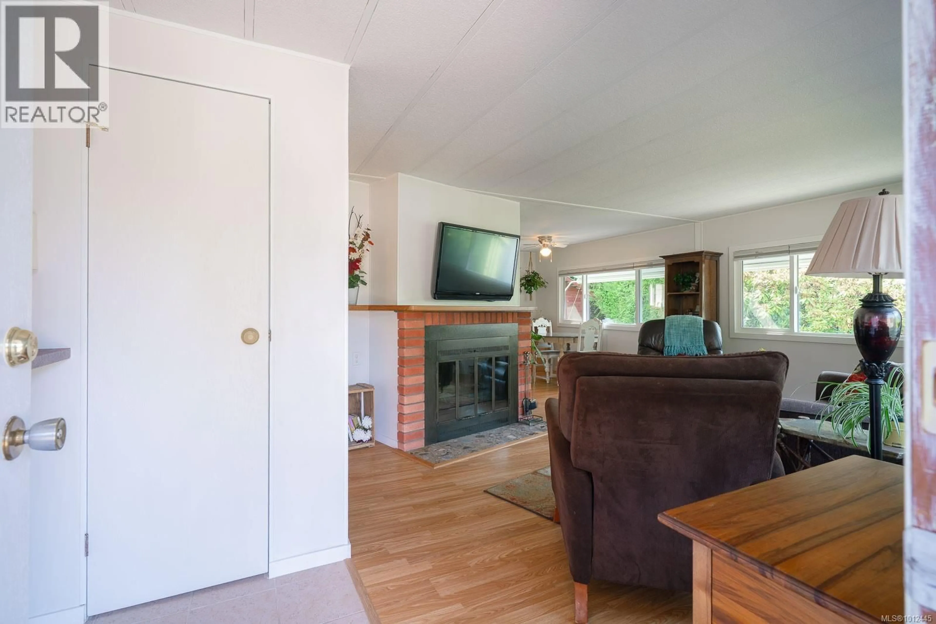 Living room with furniture, wood/laminate floor for 27 - 5150 CHRISTIE ROAD, Ladysmith British Columbia V9G1J2
