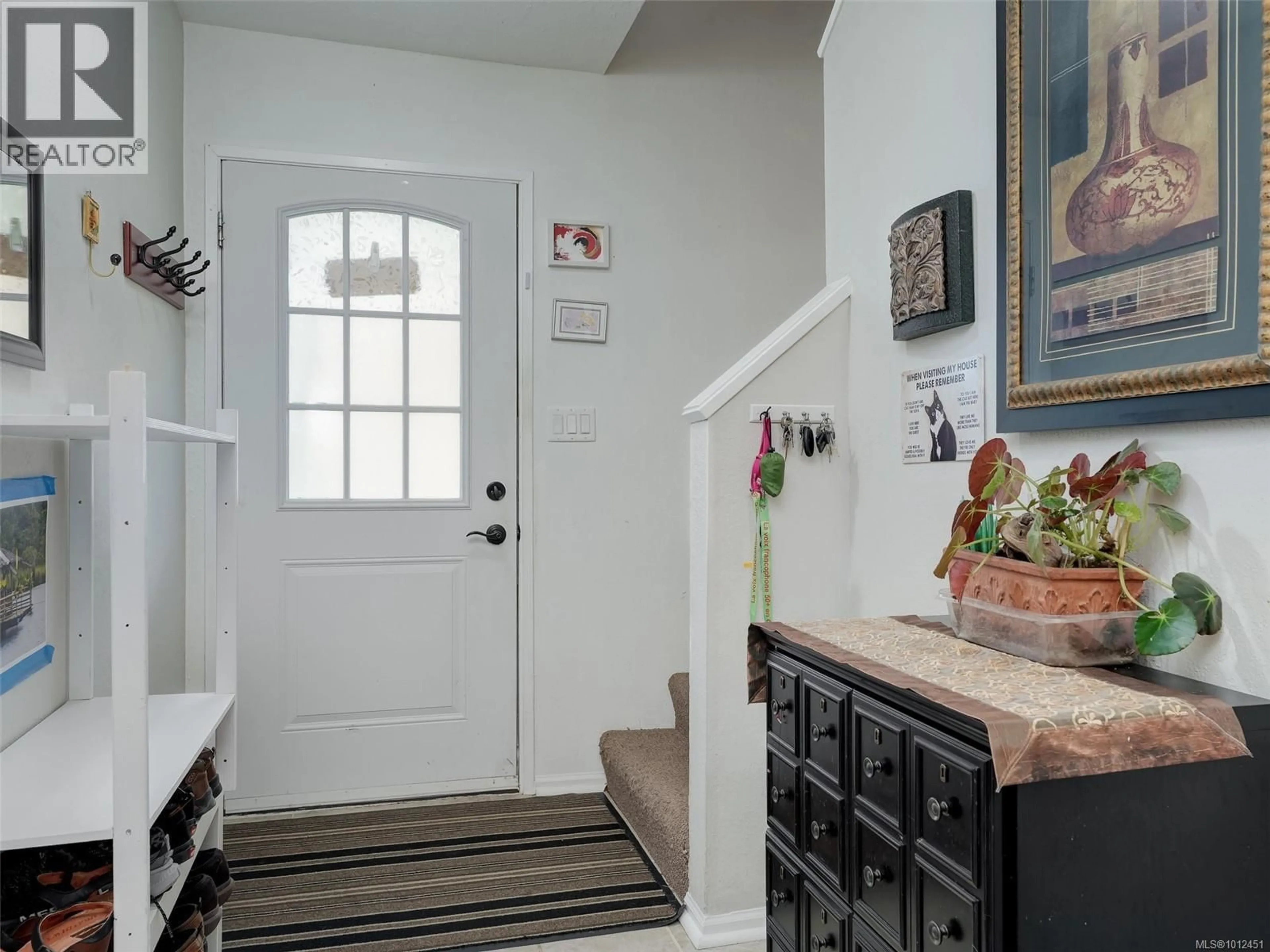Indoor entryway for 3 - 1506 ADMIRALS ROAD, View Royal British Columbia V9A7B1