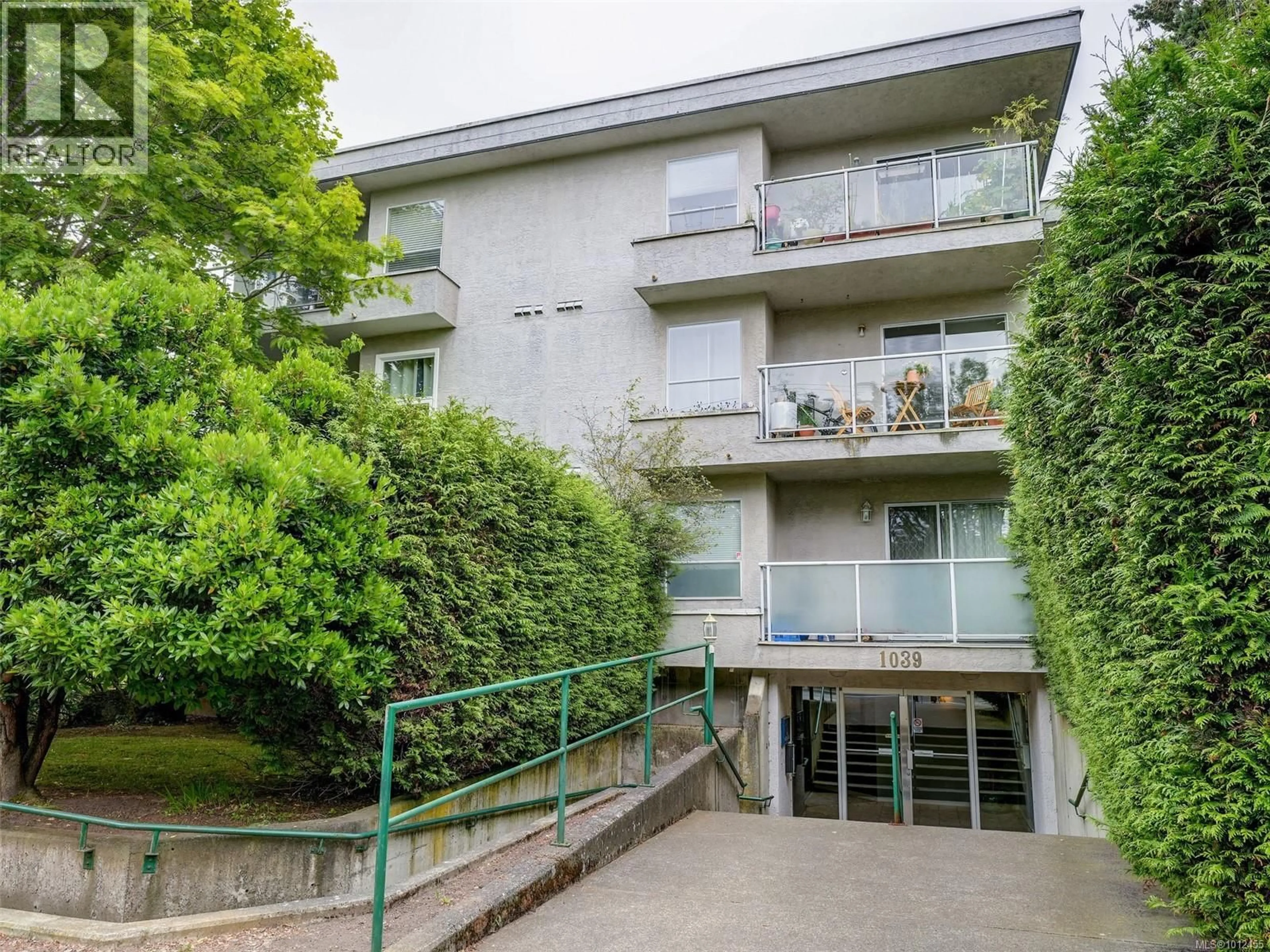 Patio, unknown for 104 - 1039 CALEDONIA AVENUE, Victoria British Columbia V8T1E7