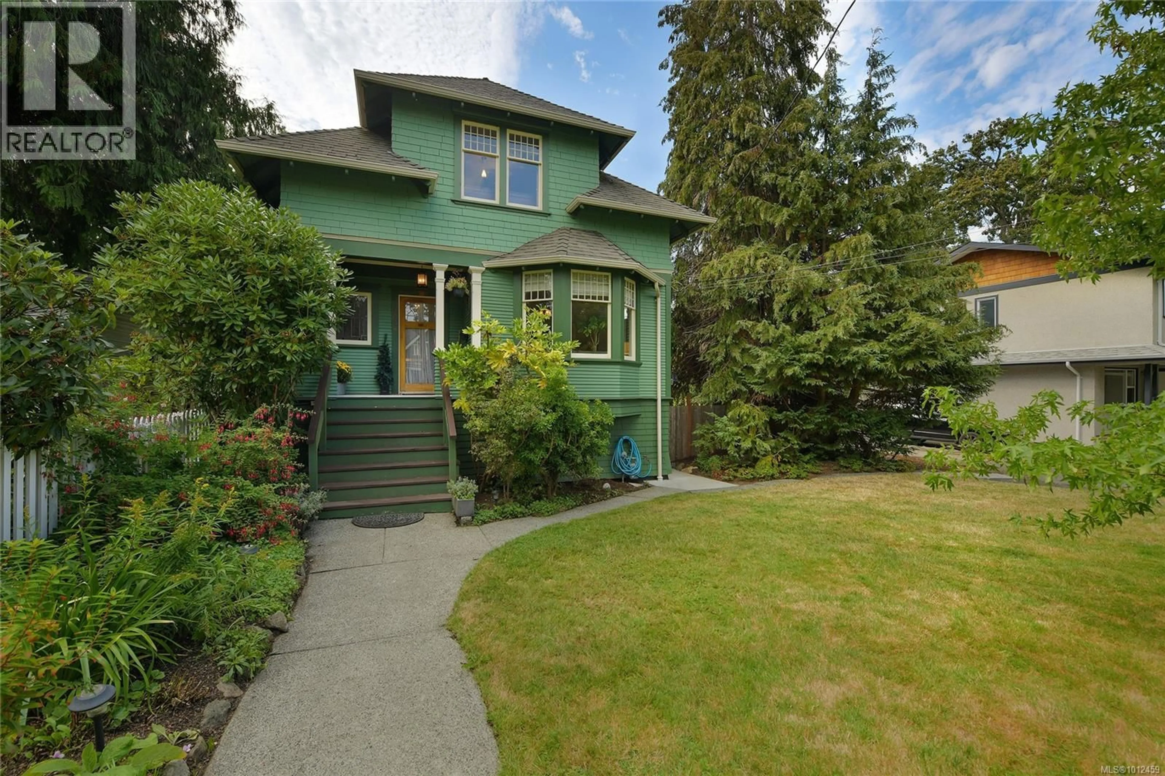 Home with vinyl exterior material, street for 1038 CHAMBERLAIN STREET, Victoria British Columbia V8S4B9