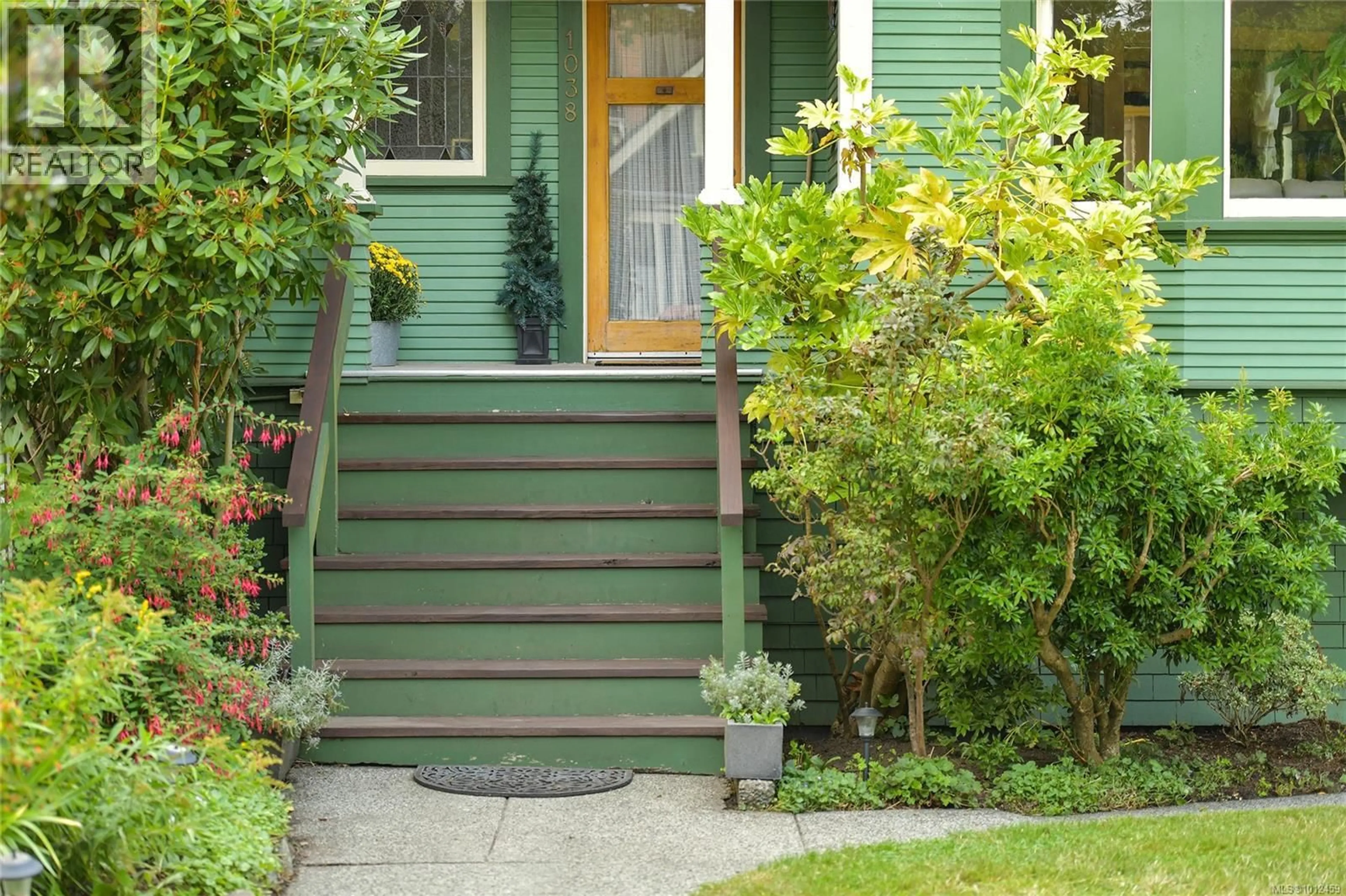Unknown for 1038 CHAMBERLAIN STREET, Victoria British Columbia V8S4B9
