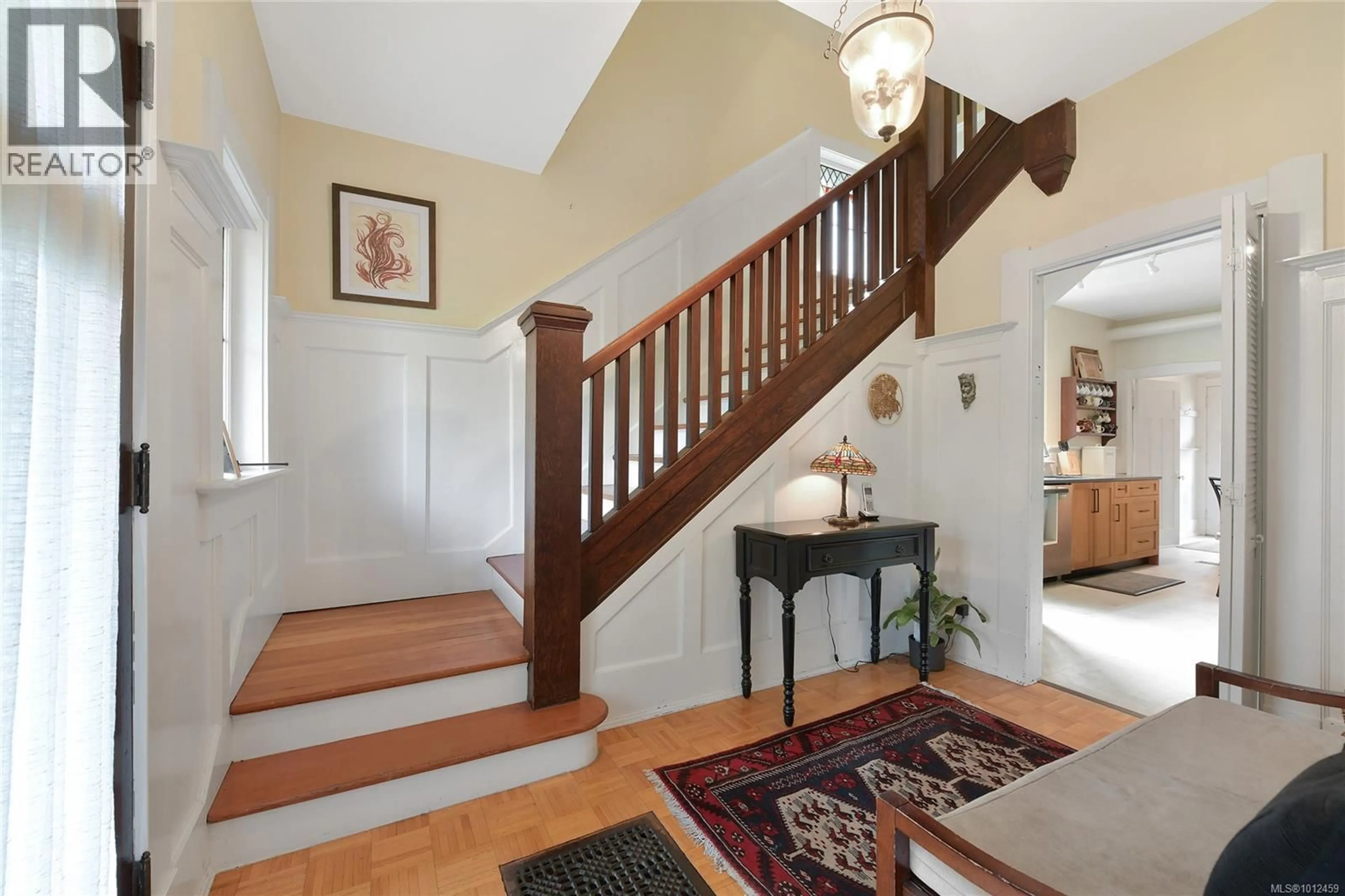 Indoor foyer for 1038 CHAMBERLAIN STREET, Victoria British Columbia V8S4B9