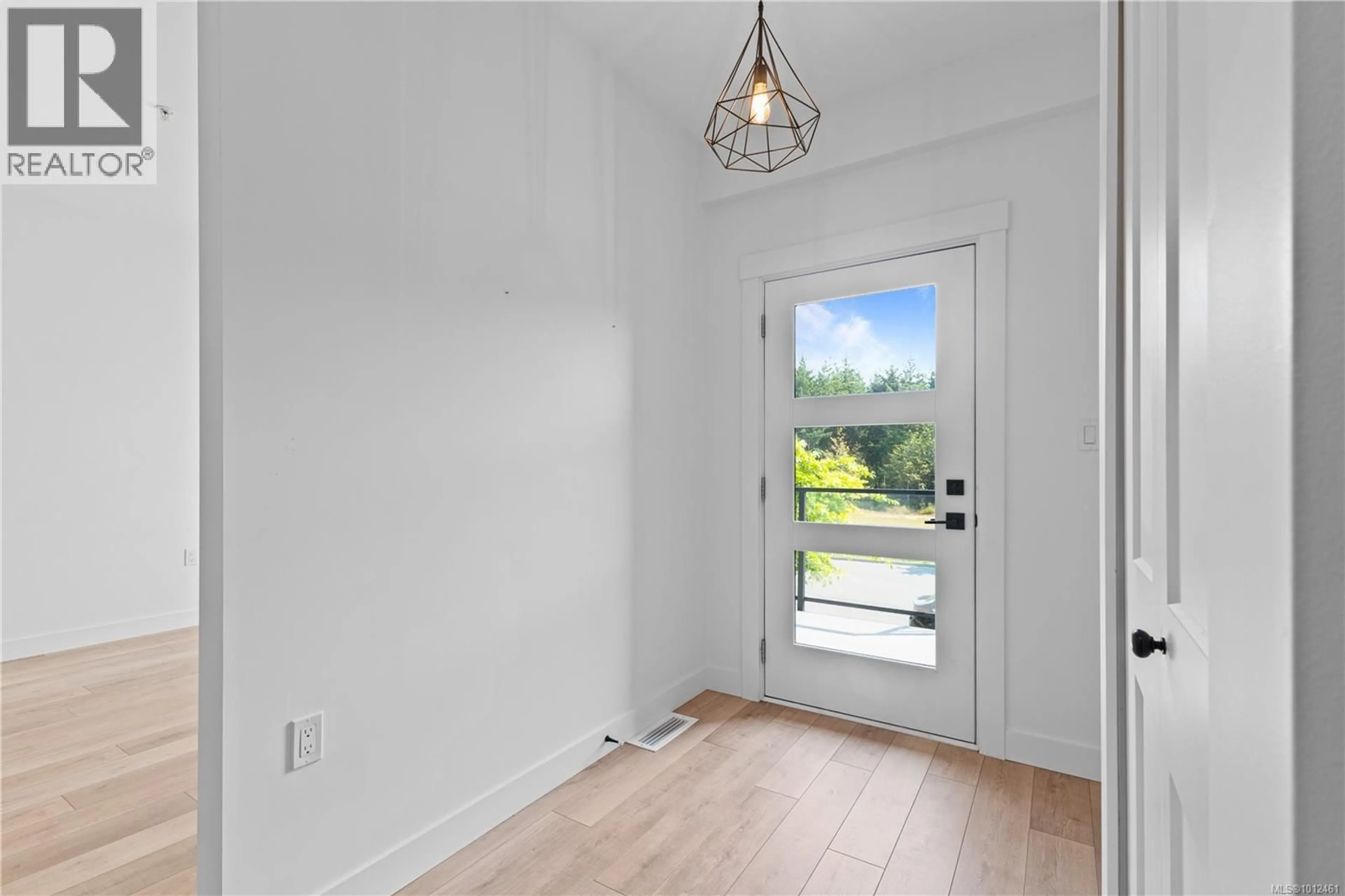 Indoor entryway for 4 - 3016 ALDER STREET SOUTH, Campbell River British Columbia V9H0E5