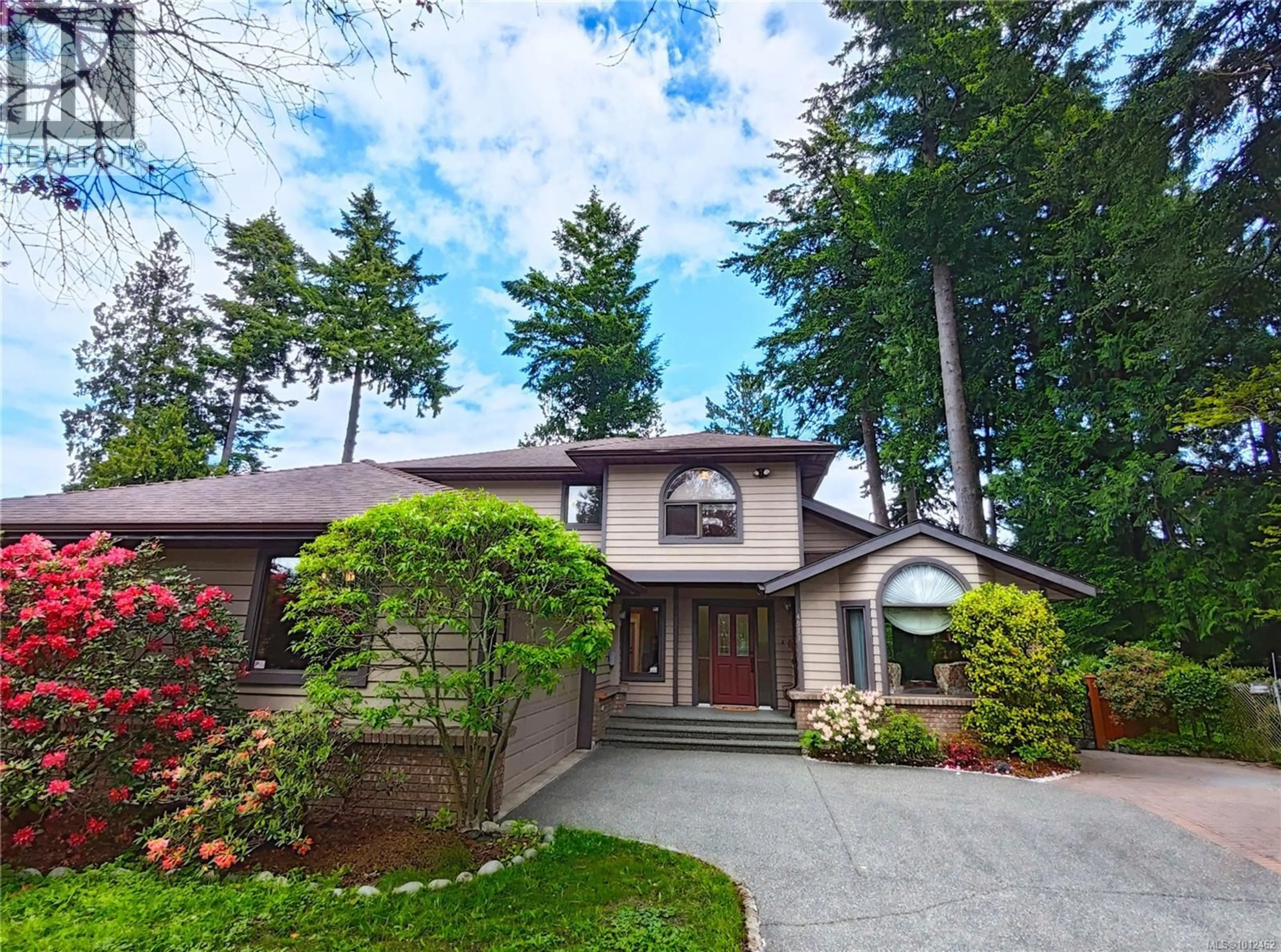 Home with vinyl exterior material, street for 4971 HIGHGATE ROAD, Saanich British Columbia V8Y1V9