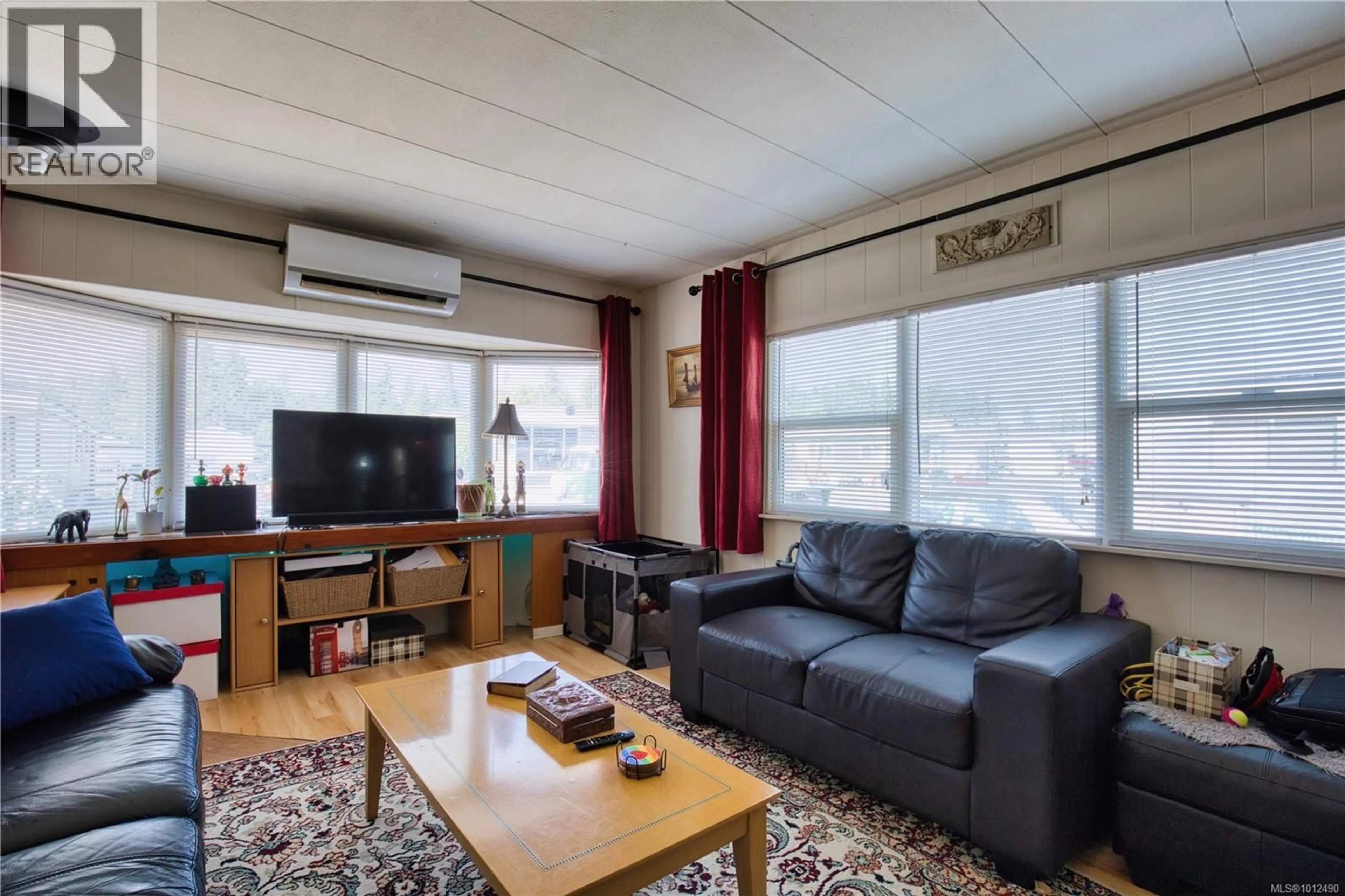 Living room with furniture, wood/laminate floor for 39 - 1050 BOWLBY ROAD, Coombs British Columbia V0R1M0