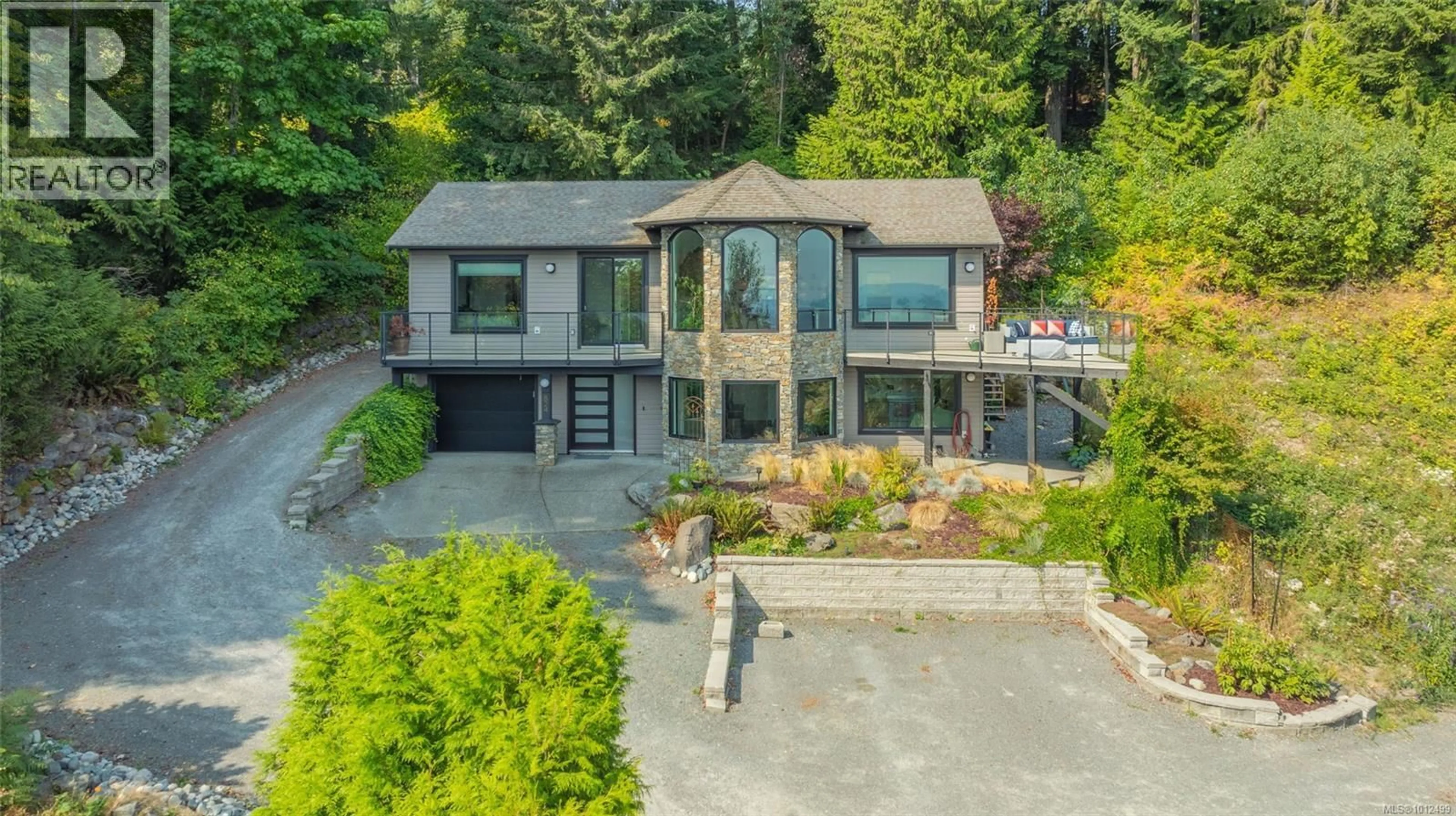 A pic from outside/outdoor area/front of a property/back of a property/a pic from drone, street for 824 CRAIG ROAD, Ladysmith British Columbia V9G2C4