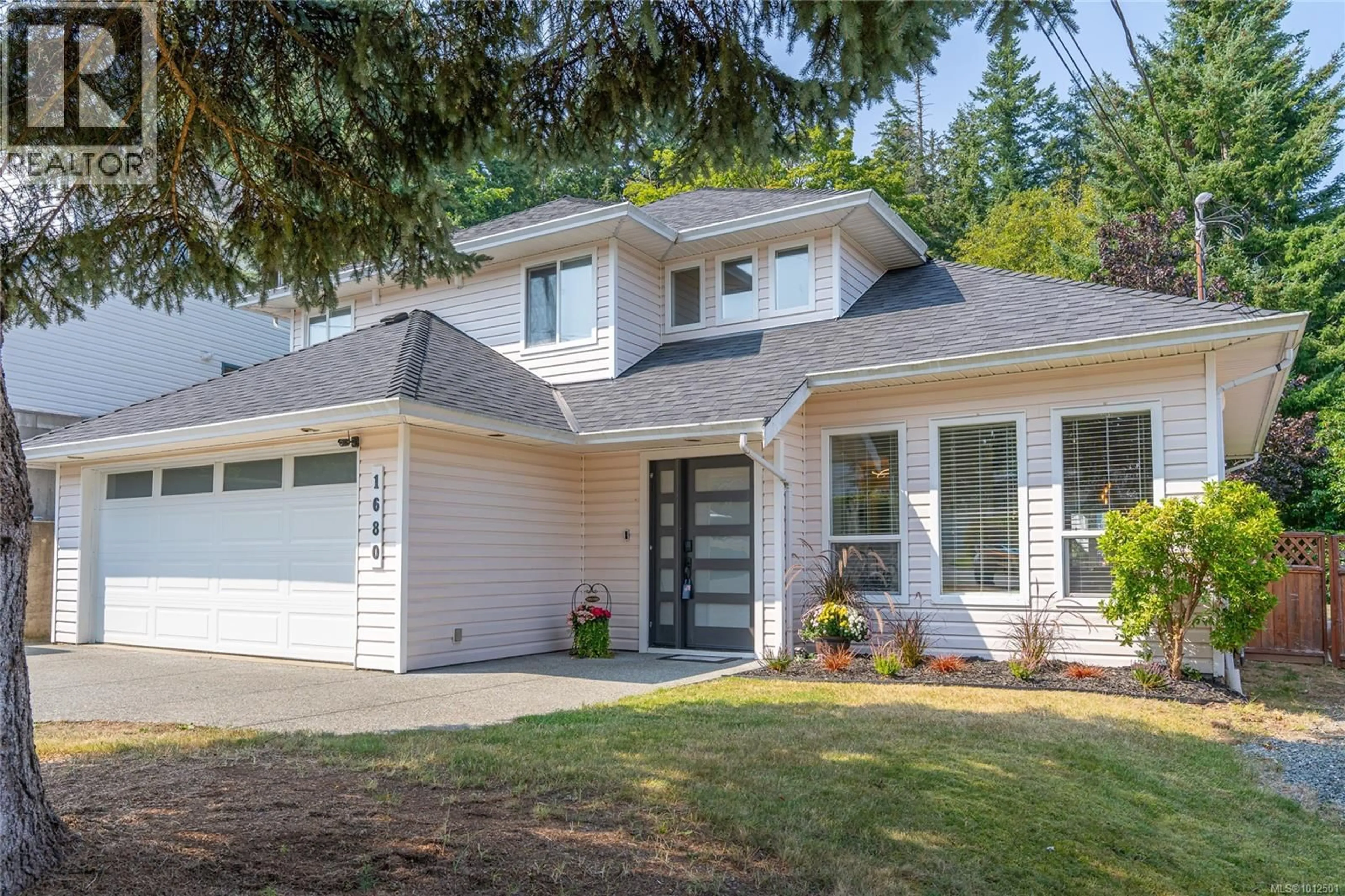 Home with vinyl exterior material, street for 1680 MEADOWBROOK DRIVE, Campbell River British Columbia V9W7E7