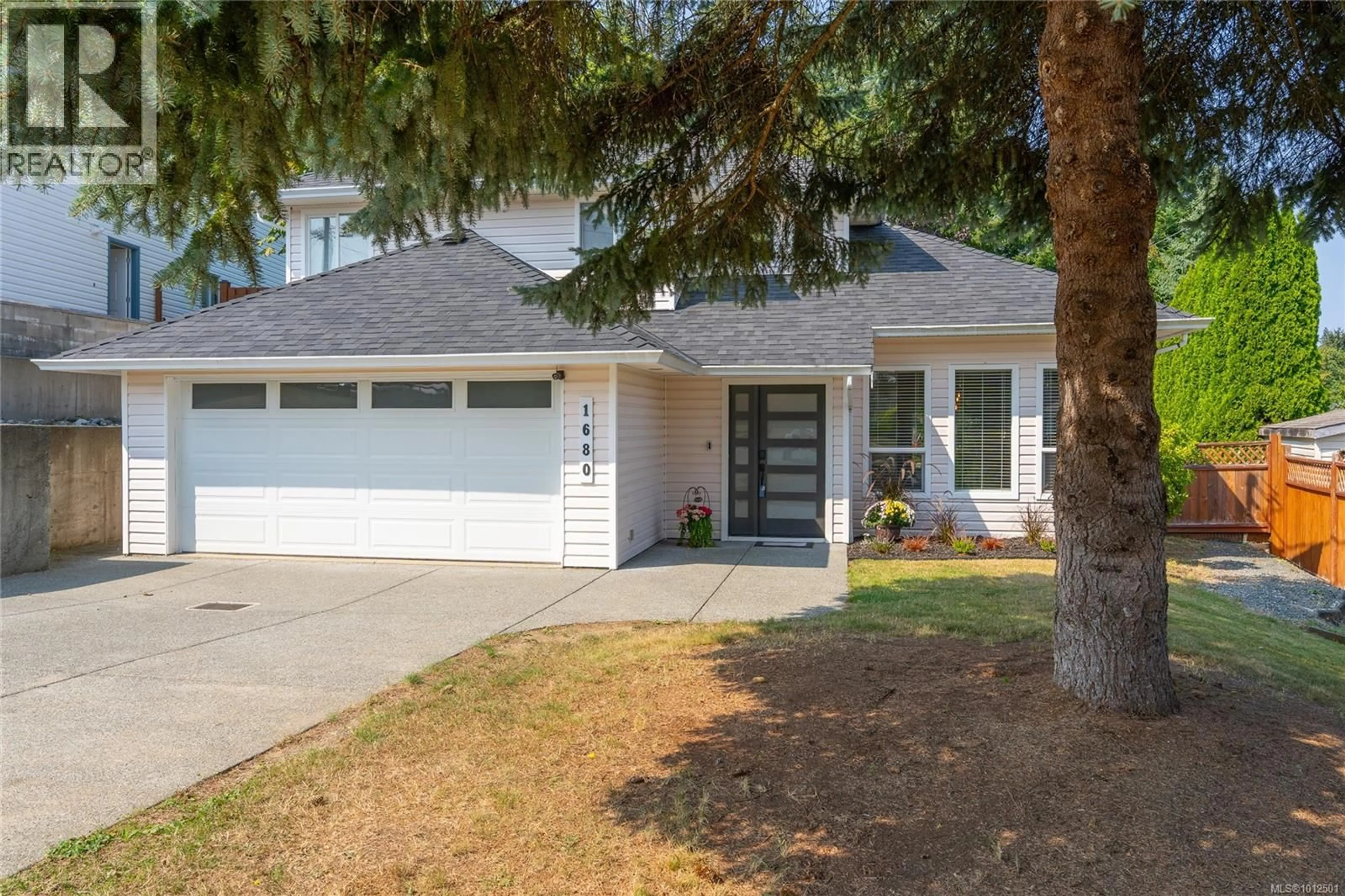 Home with vinyl exterior material, street for 1680 MEADOWBROOK DRIVE, Campbell River British Columbia V9W7E7