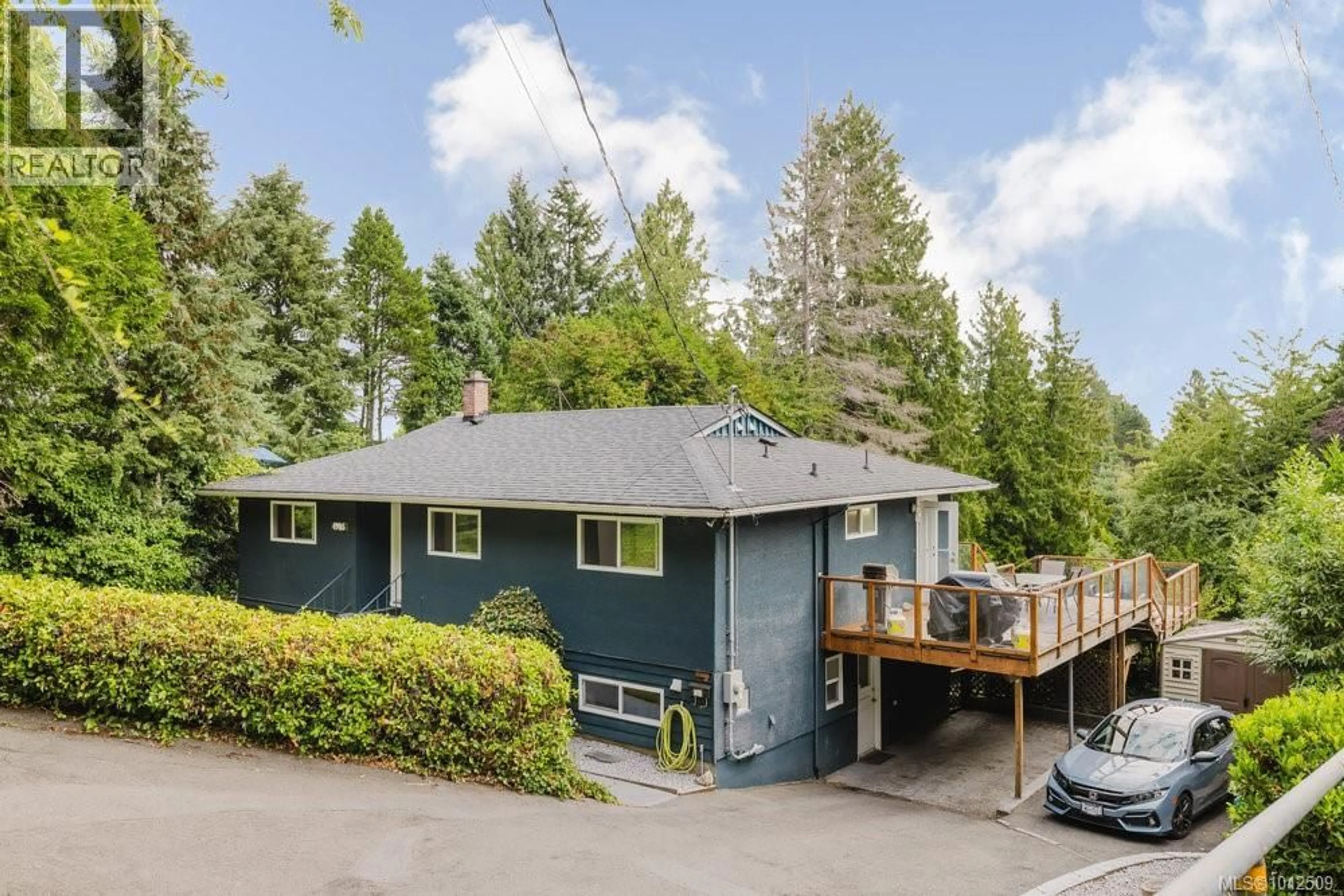 A pic from outside/outdoor area/front of a property/back of a property/a pic from drone, unknown for 4905 LOCHSIDE DRIVE, Saanich British Columbia V8Y2E6