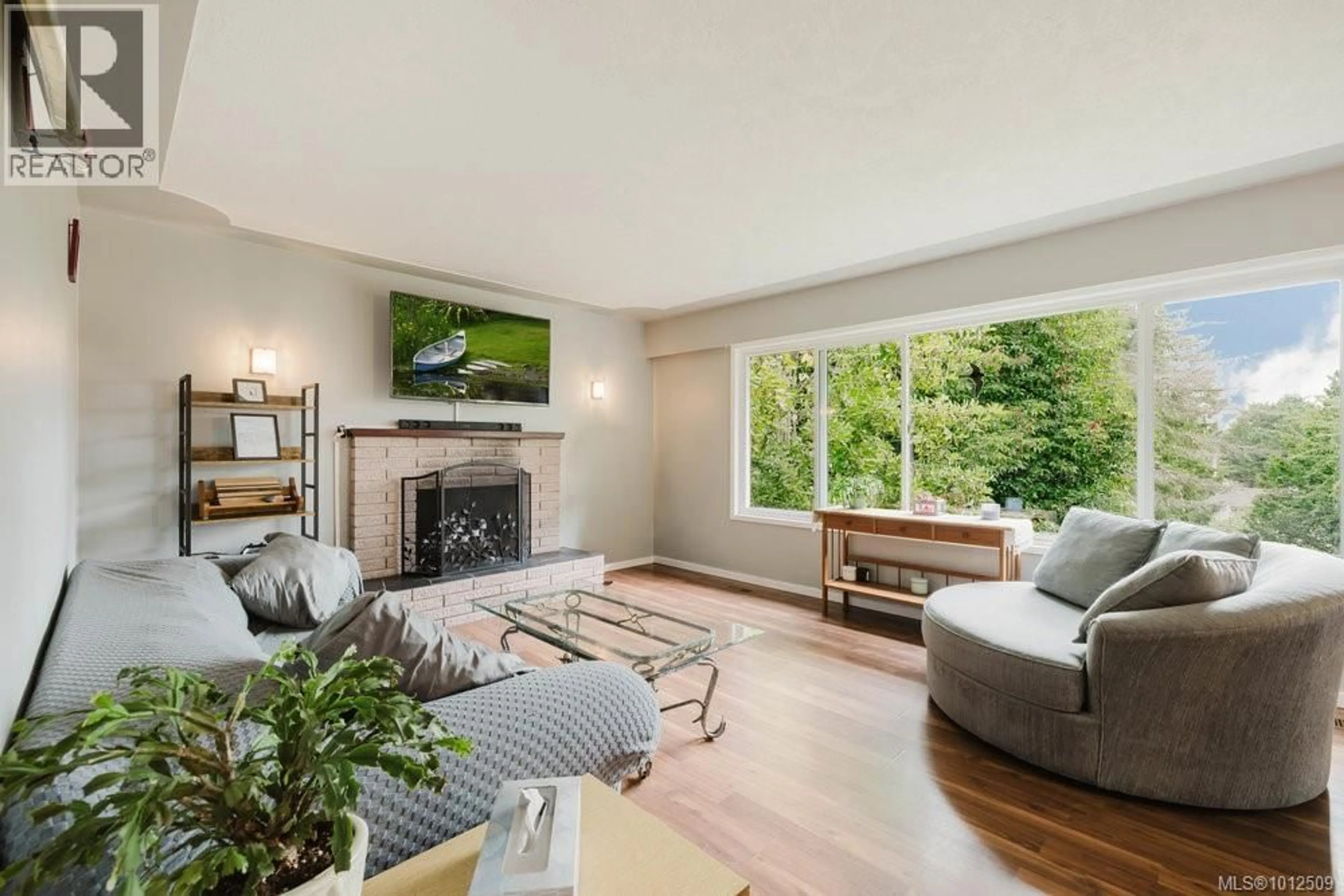 Living room with furniture, unknown for 4905 LOCHSIDE DRIVE, Saanich British Columbia V8Y2E6