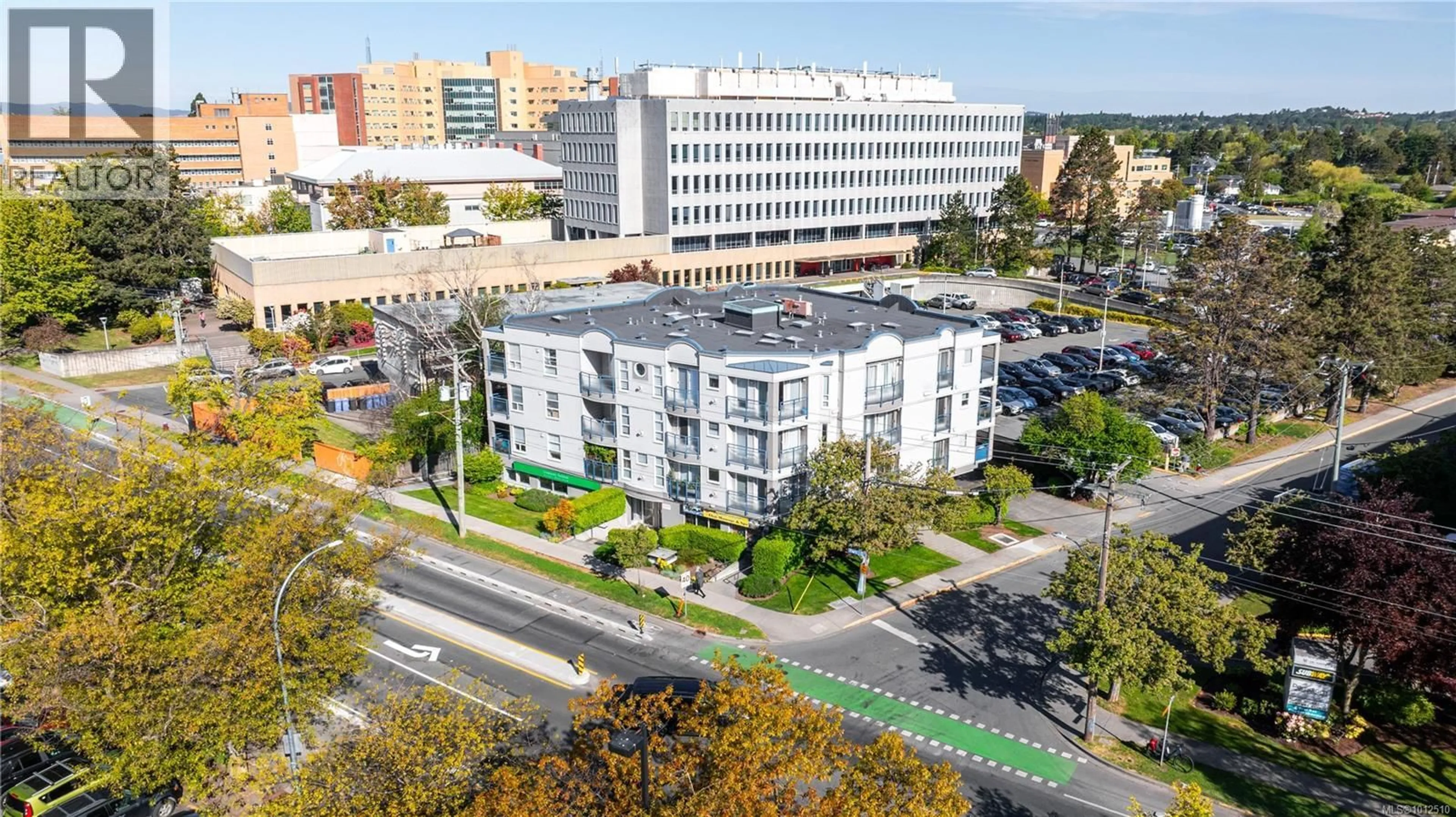 A pic from outside/outdoor area/front of a property/back of a property/a pic from drone, city buildings view from balcony for 405 - 2310 TRENT STREET, Victoria British Columbia V8R1K3