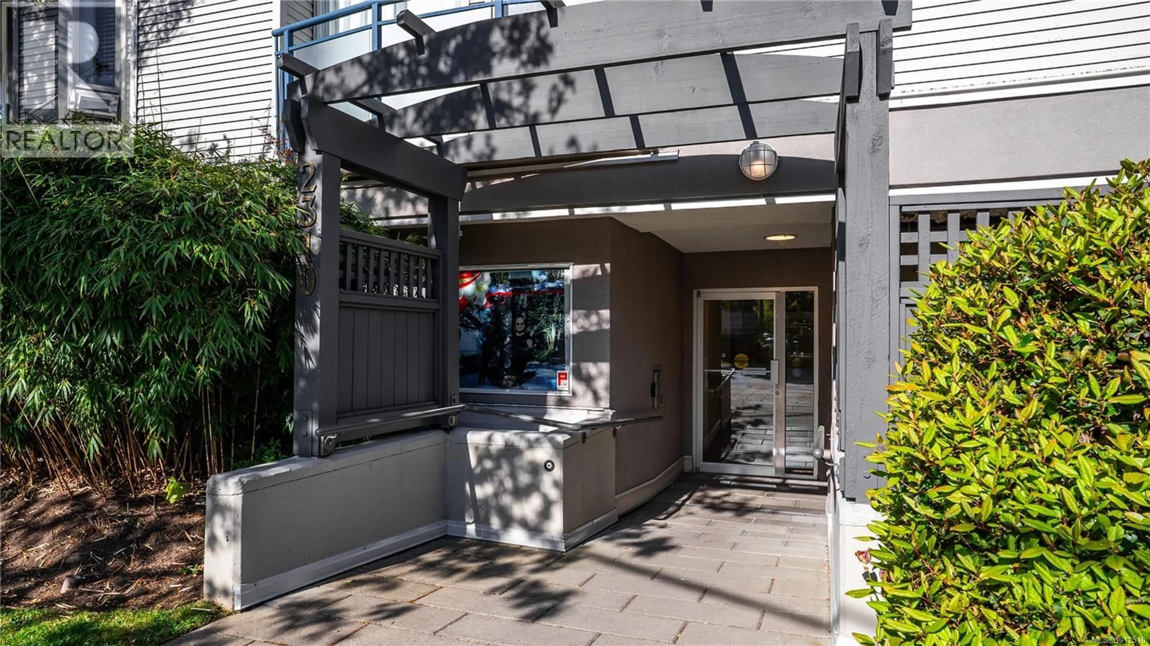 Indoor foyer for 405 - 2310 TRENT STREET, Victoria British Columbia V8R1K3