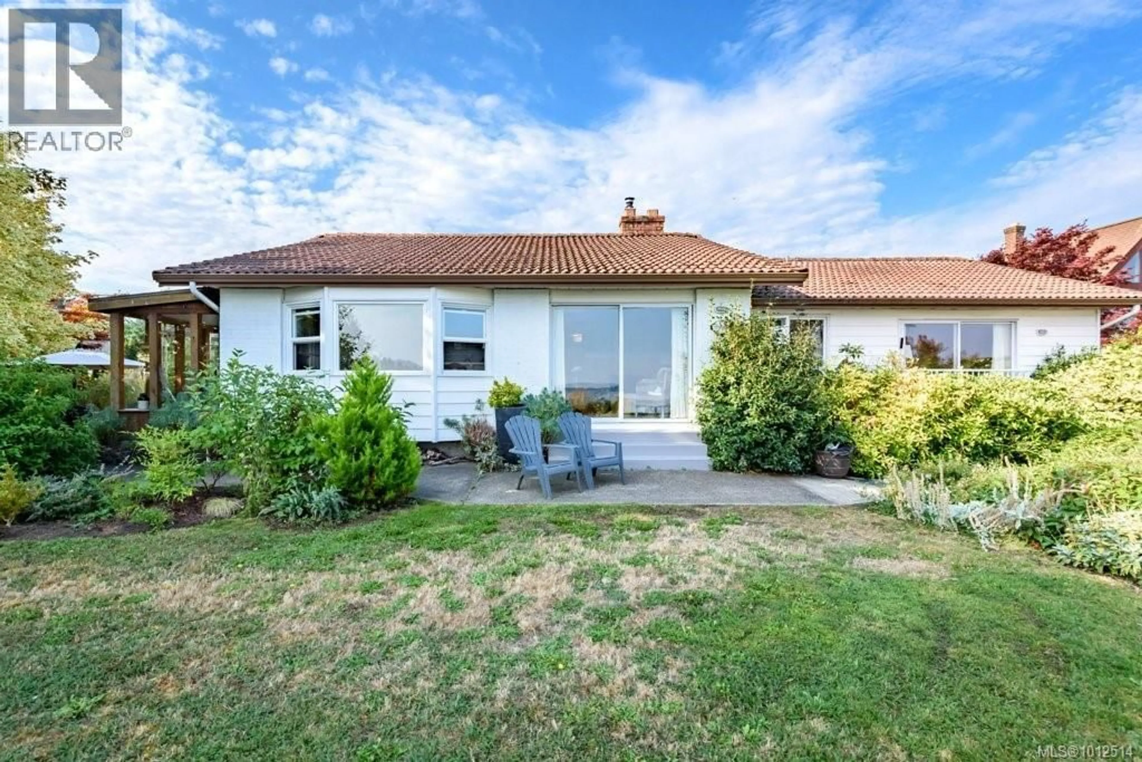 Patio, street for 3945 MARINE DRIVE, Royston British Columbia V0R2V0