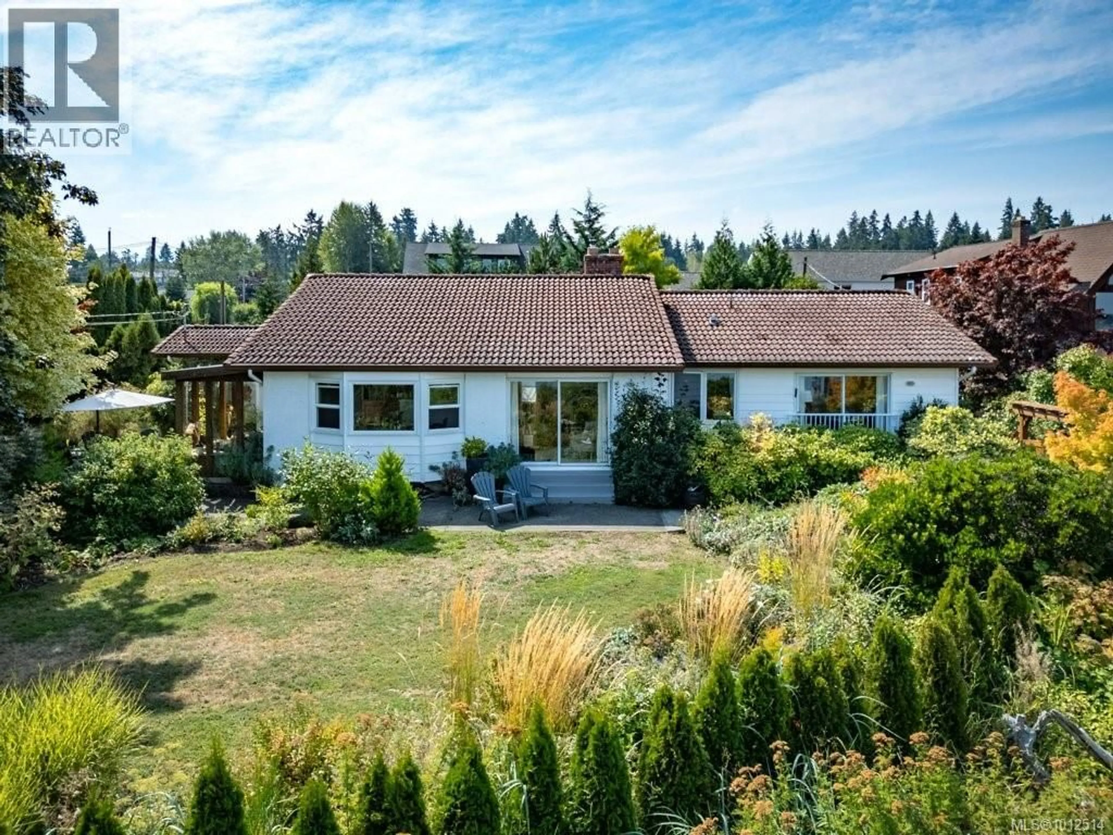 A pic from outside/outdoor area/front of a property/back of a property/a pic from drone, unknown for 3945 MARINE DRIVE, Royston British Columbia V0R2V0