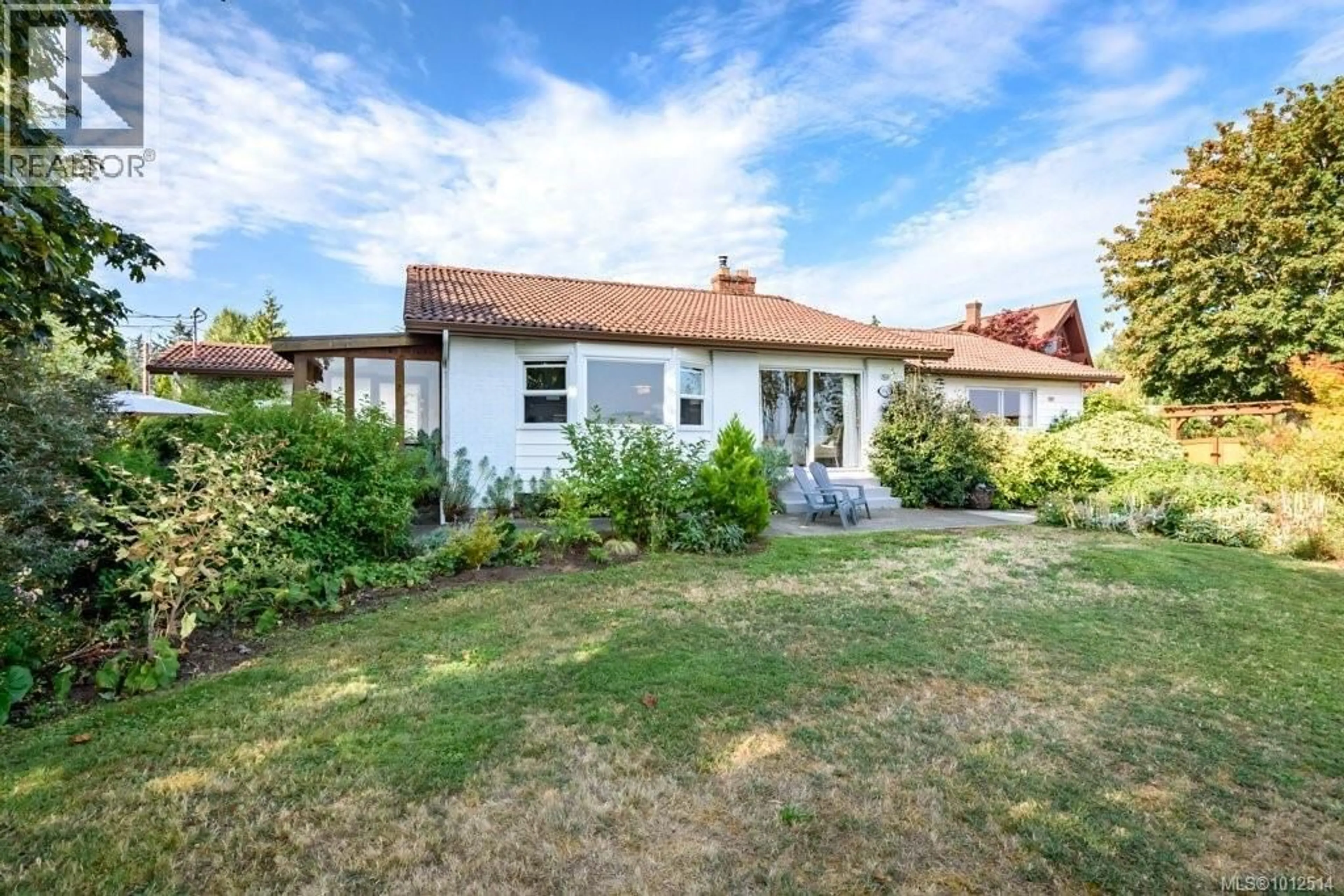 A pic from outside/outdoor area/front of a property/back of a property/a pic from drone, street for 3945 MARINE DRIVE, Royston British Columbia V0R2V0