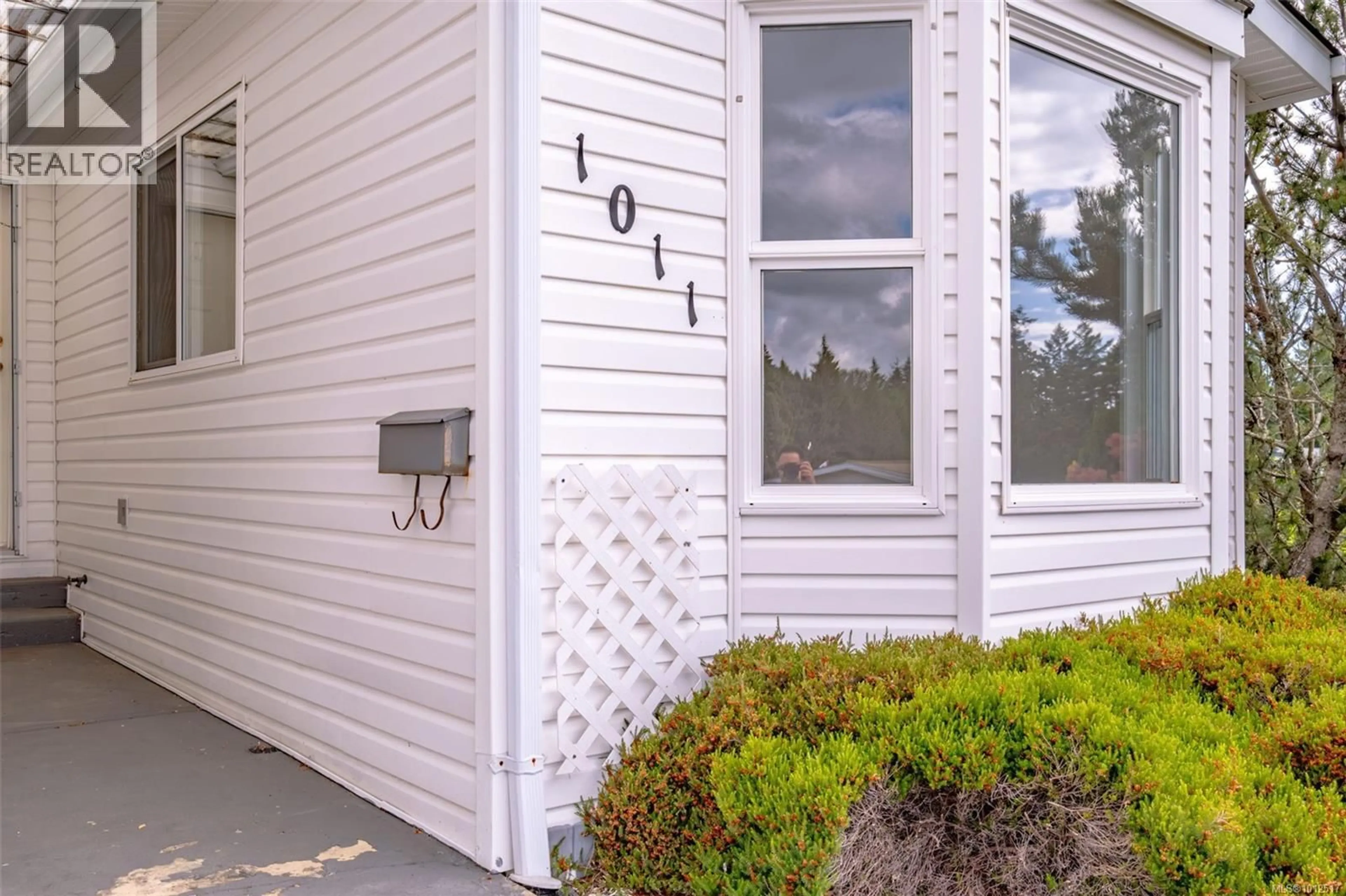 Home with vinyl exterior material, street for 1011 COLLIER CRESCENT, Nanaimo British Columbia V9R6K6