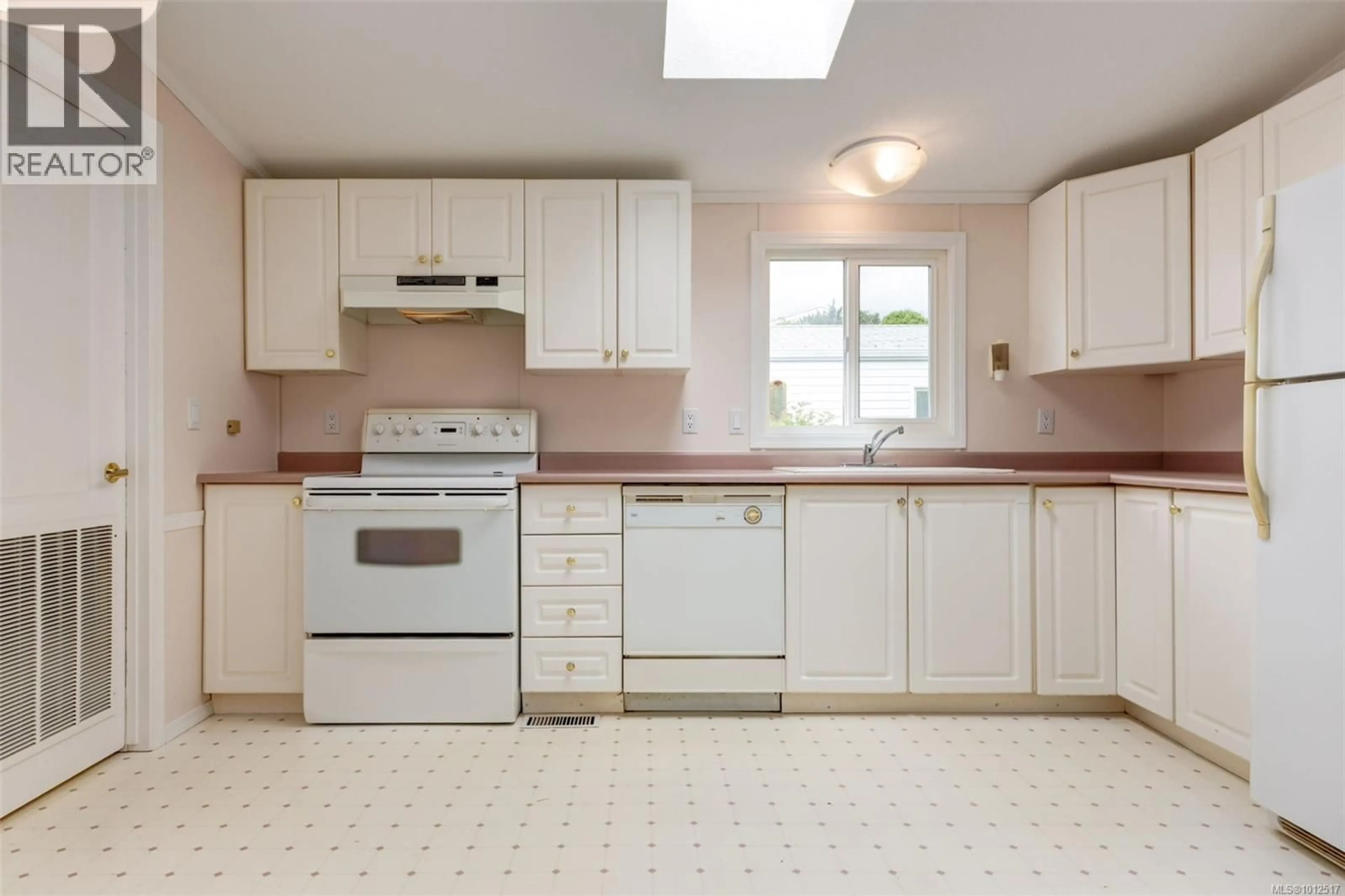 Standard kitchen, ceramic/tile floor for 1011 COLLIER CRESCENT, Nanaimo British Columbia V9R6K6