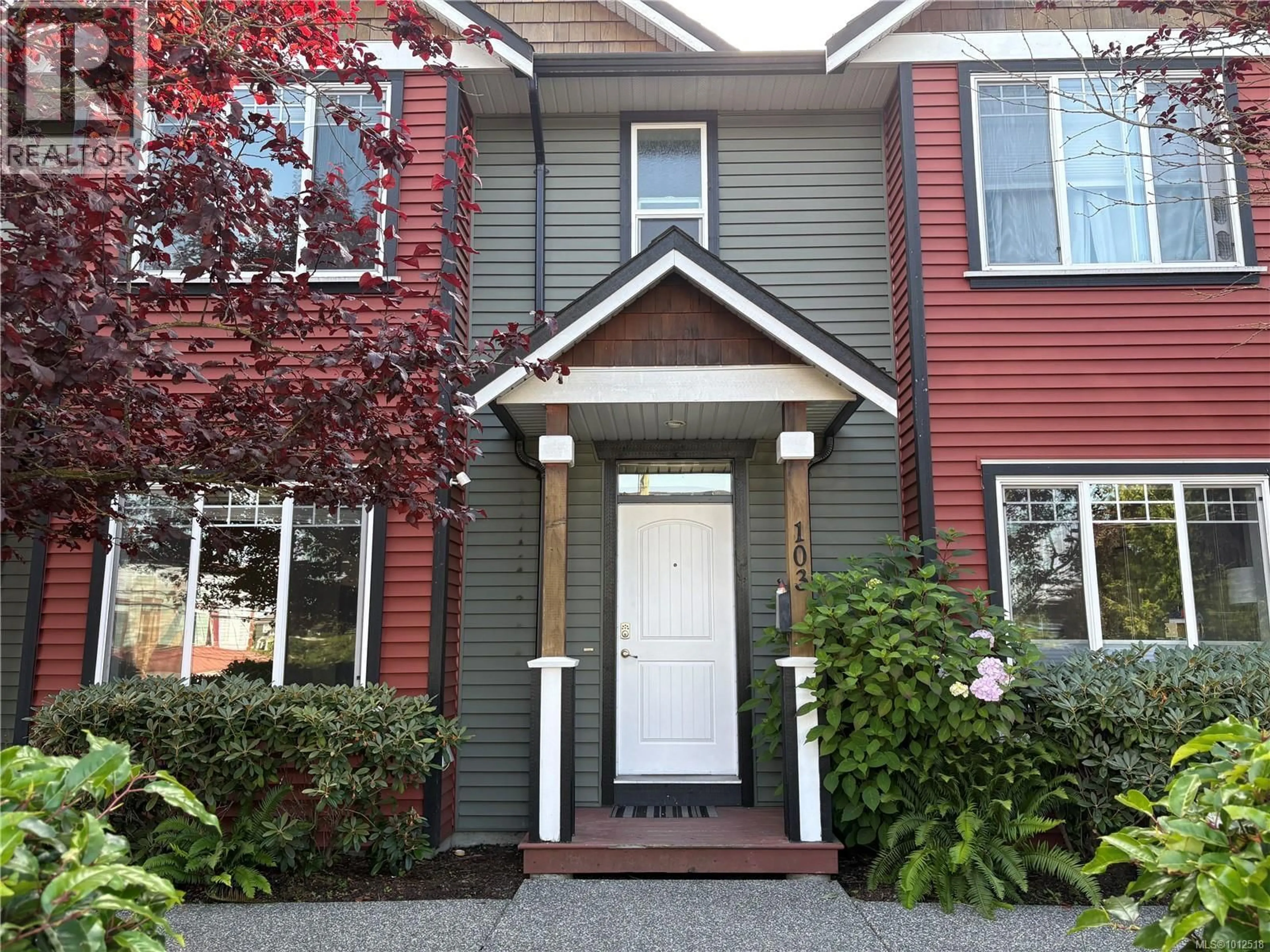 Home with vinyl exterior material, street for 103 - 499 MILTON STREET, Nanaimo British Columbia V9R2K9
