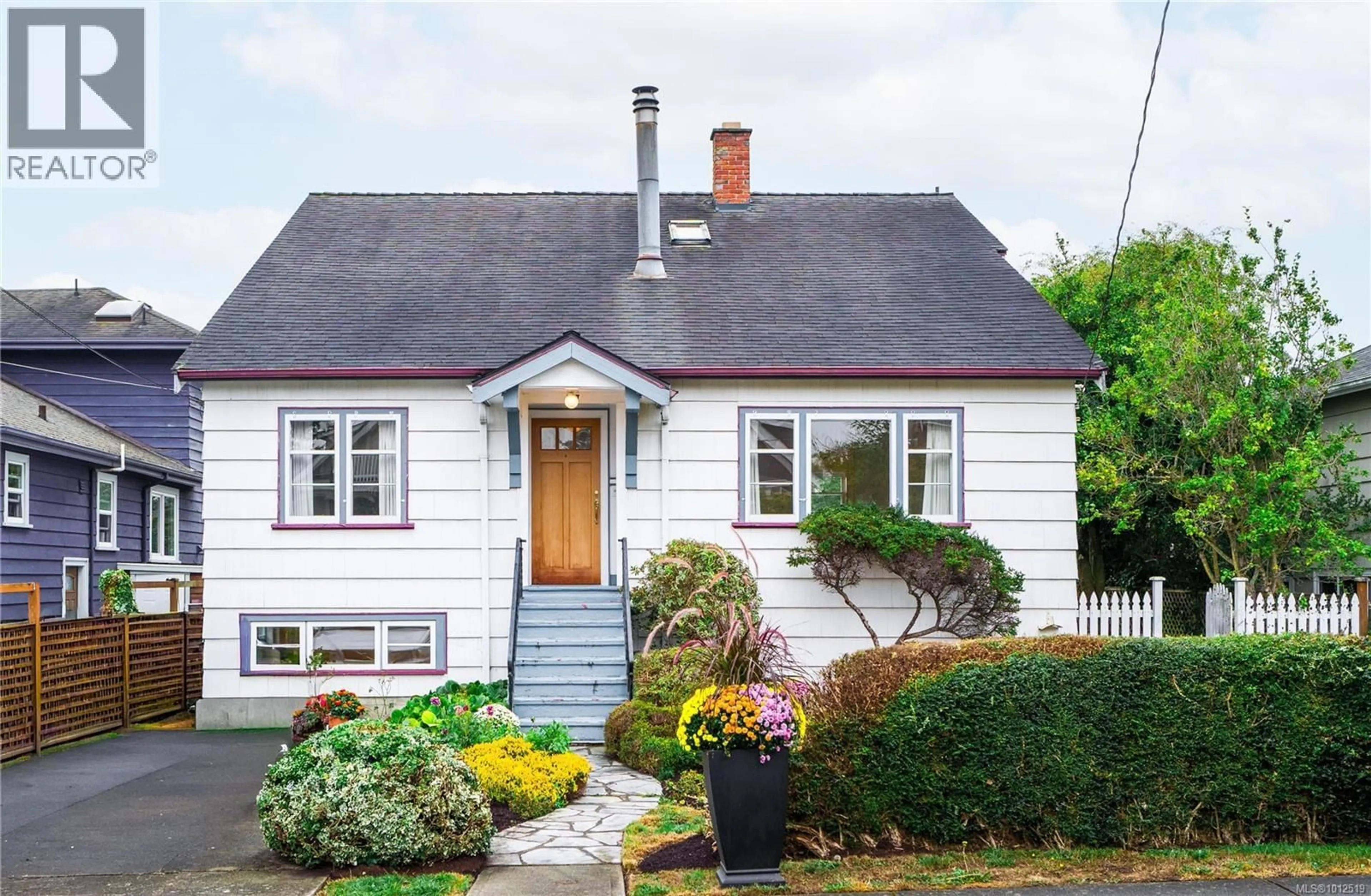 Home with vinyl exterior material, street for 157 CAMBRIDGE STREET, Victoria British Columbia V8V4B1