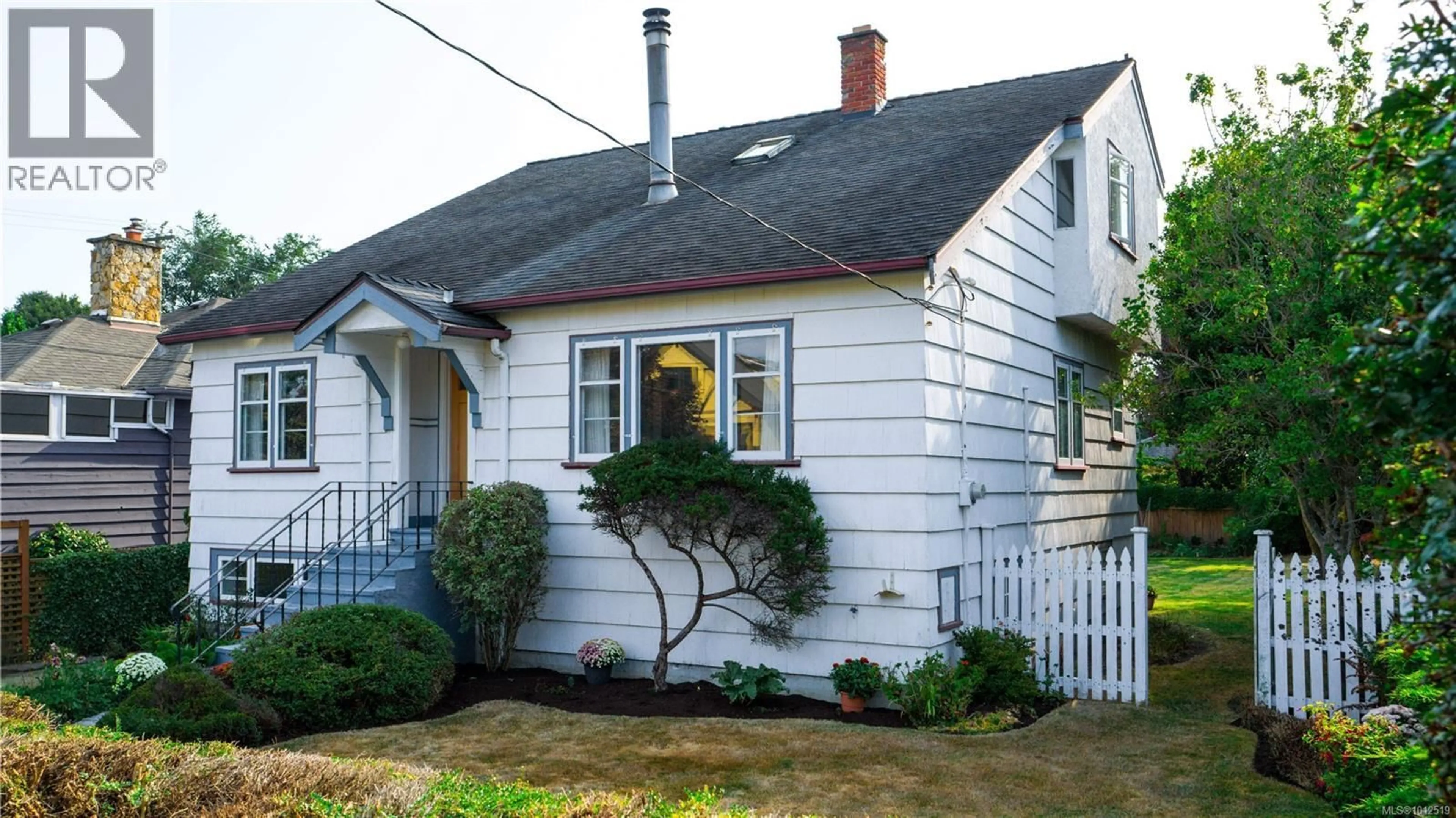 Home with vinyl exterior material, street for 157 CAMBRIDGE STREET, Victoria British Columbia V8V4B1