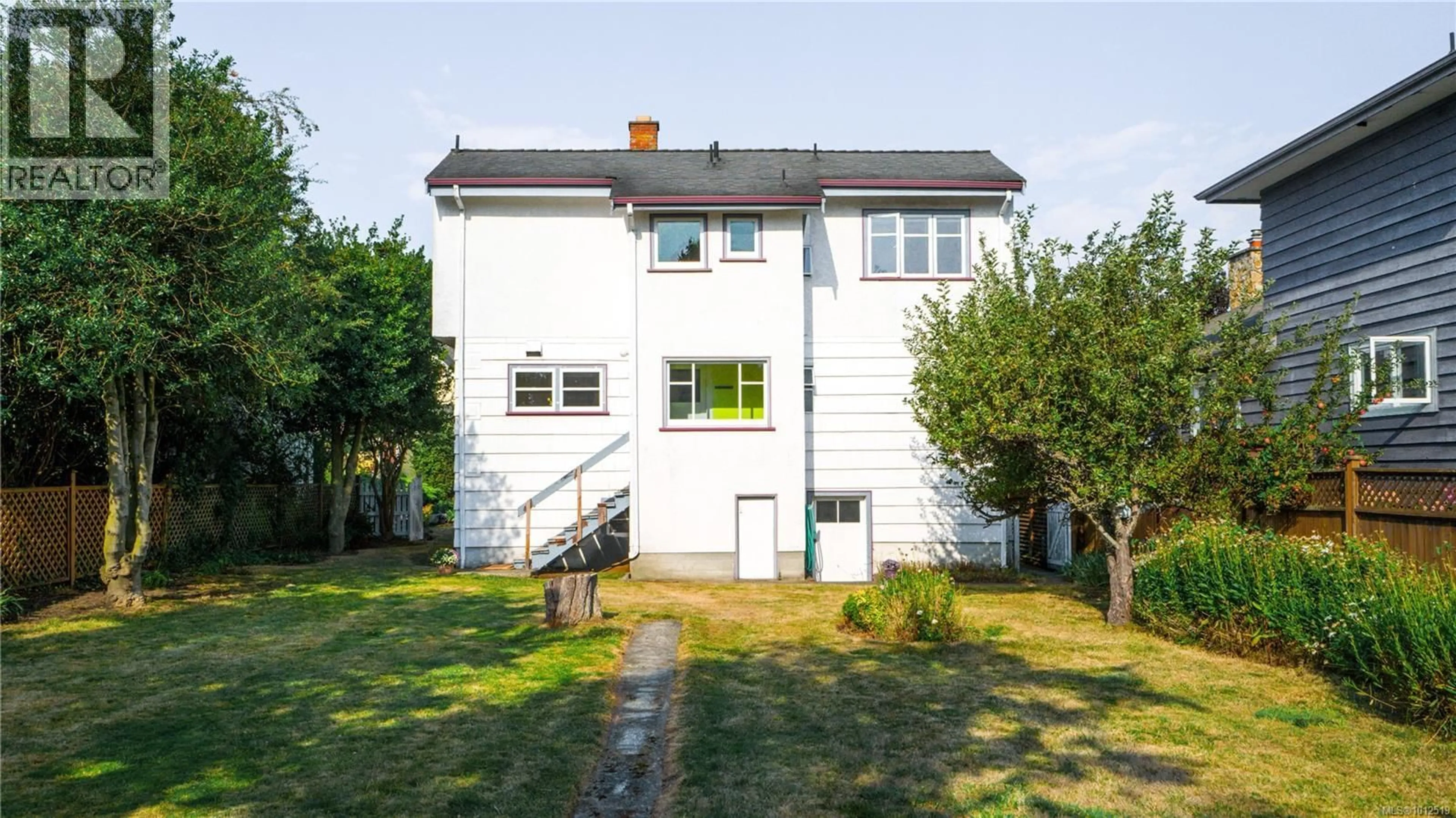 A pic from outside/outdoor area/front of a property/back of a property/a pic from drone, building for 157 CAMBRIDGE STREET, Victoria British Columbia V8V4B1