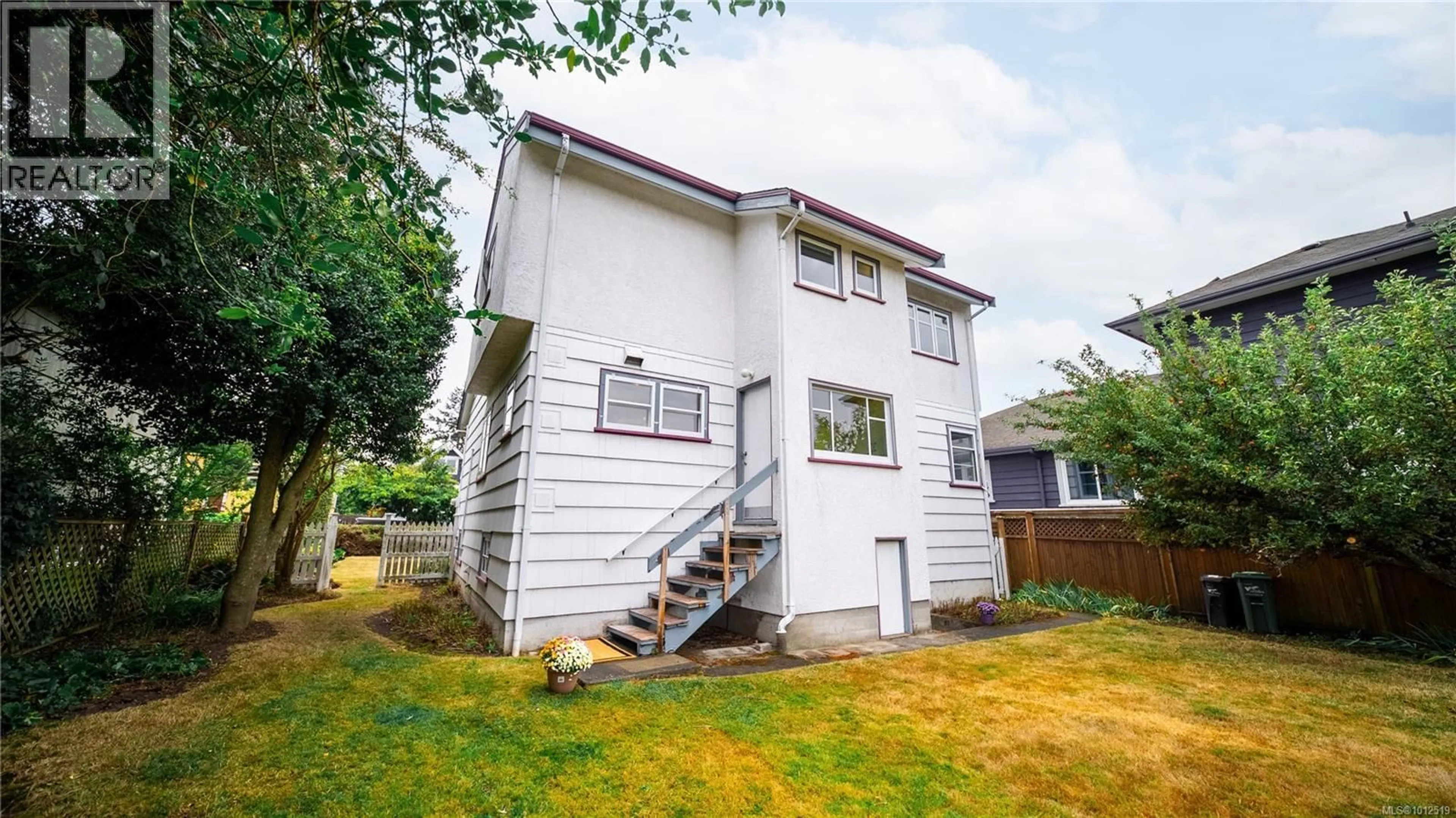 Home with vinyl exterior material, building for 157 CAMBRIDGE STREET, Victoria British Columbia V8V4B1