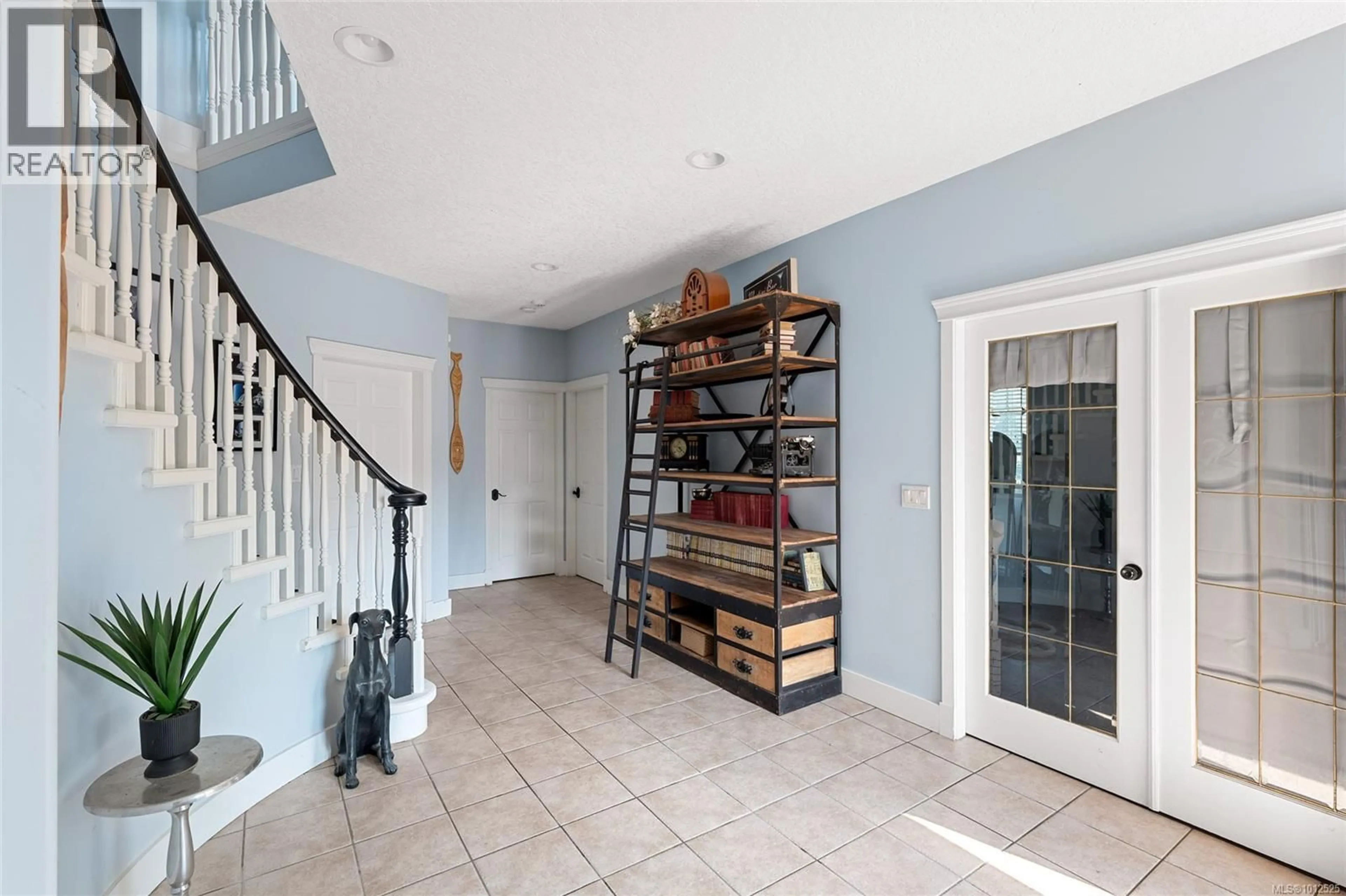 Indoor entryway for 653 CAIRNDALE ROAD, Colwood British Columbia V9C3M7