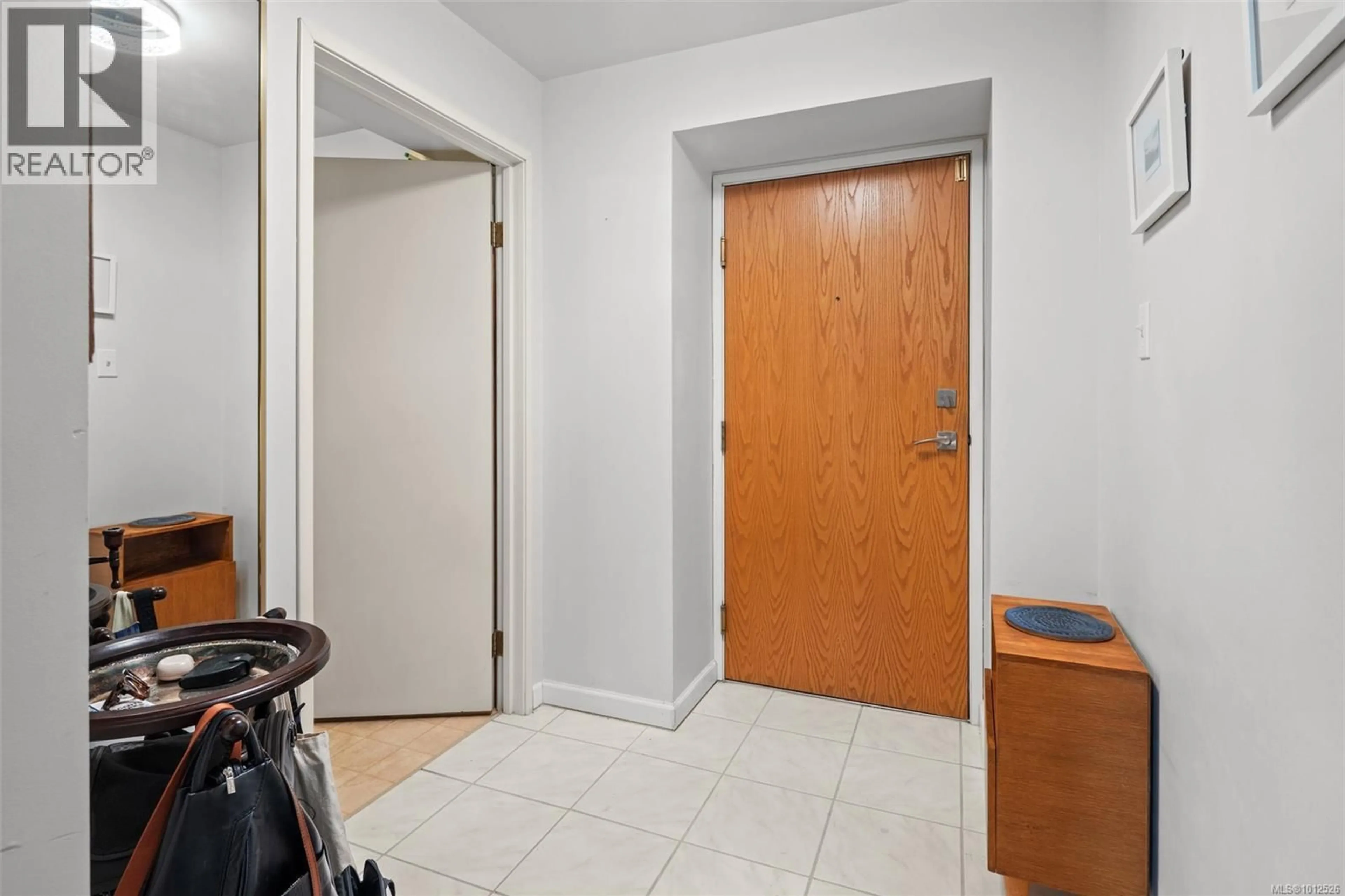 Indoor entryway for 408 - 1010 VIEW STREET, Victoria British Columbia V8V4Y3