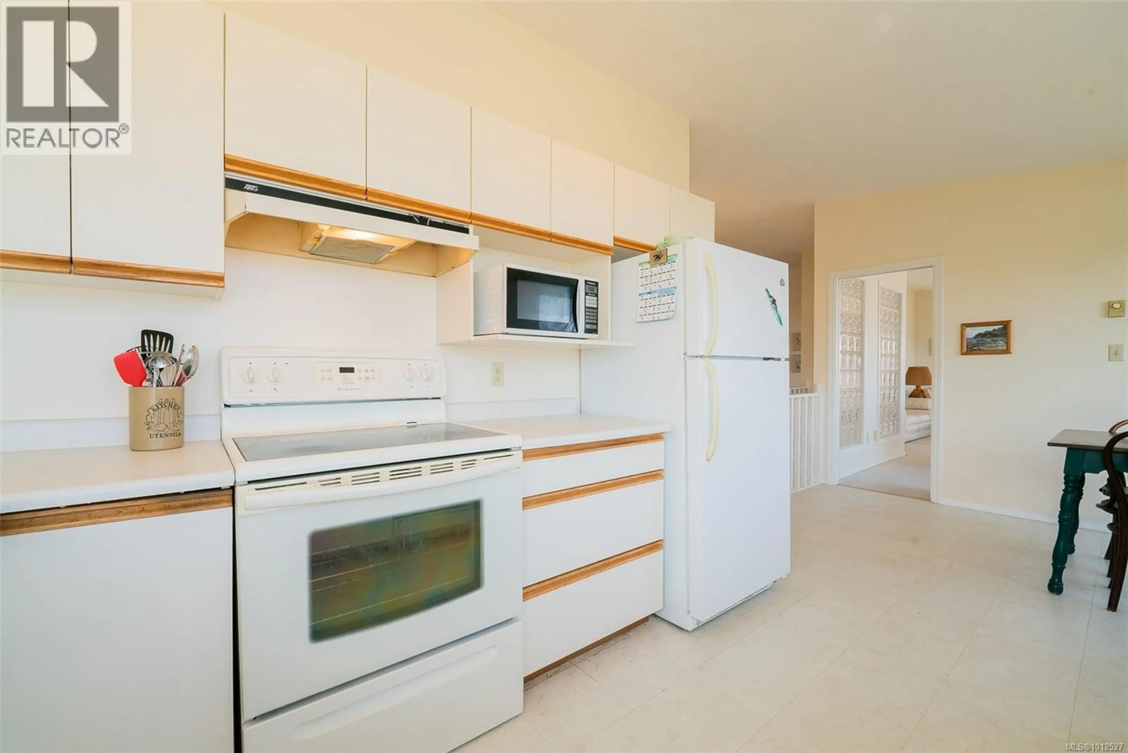 Standard kitchen, ceramic/tile floor for 148 SAND PIPER PLACE, Nanaimo British Columbia V9V1H5