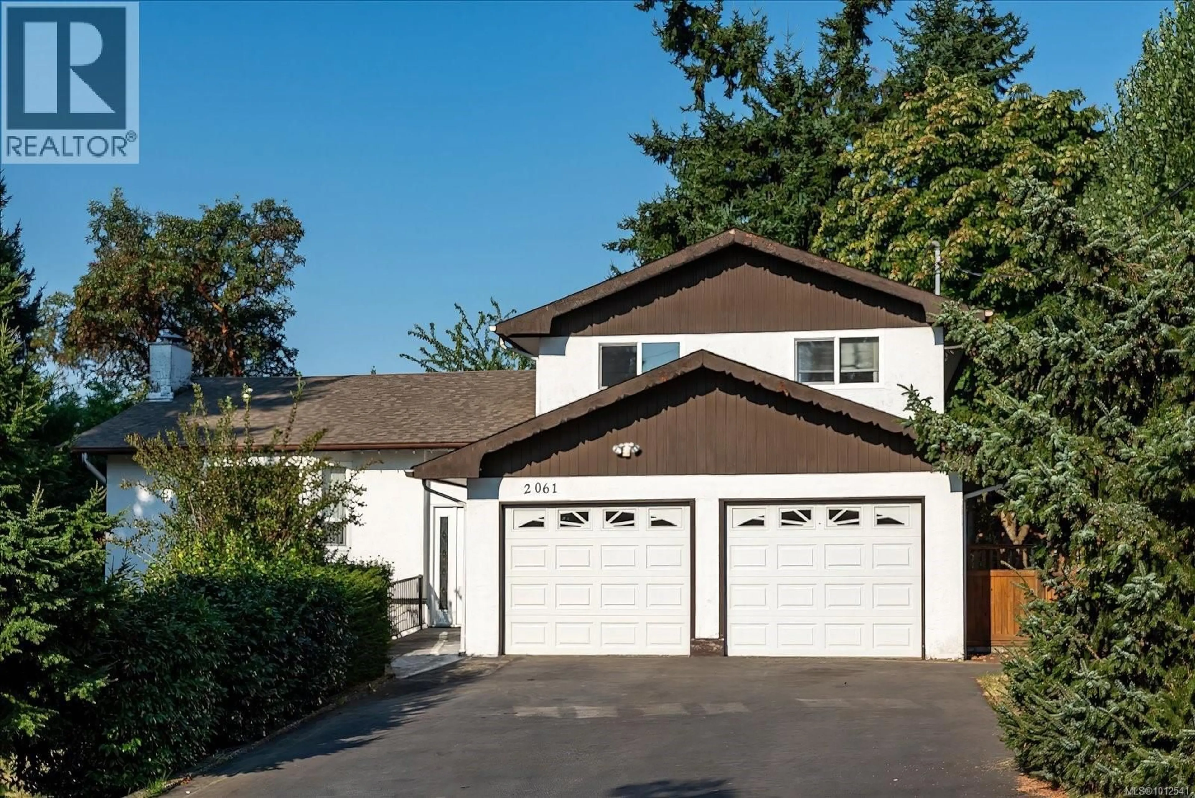 Home with vinyl exterior material, street for 2061 HONEYSUCKLE TERRACE, Nanaimo British Columbia V9S2R2