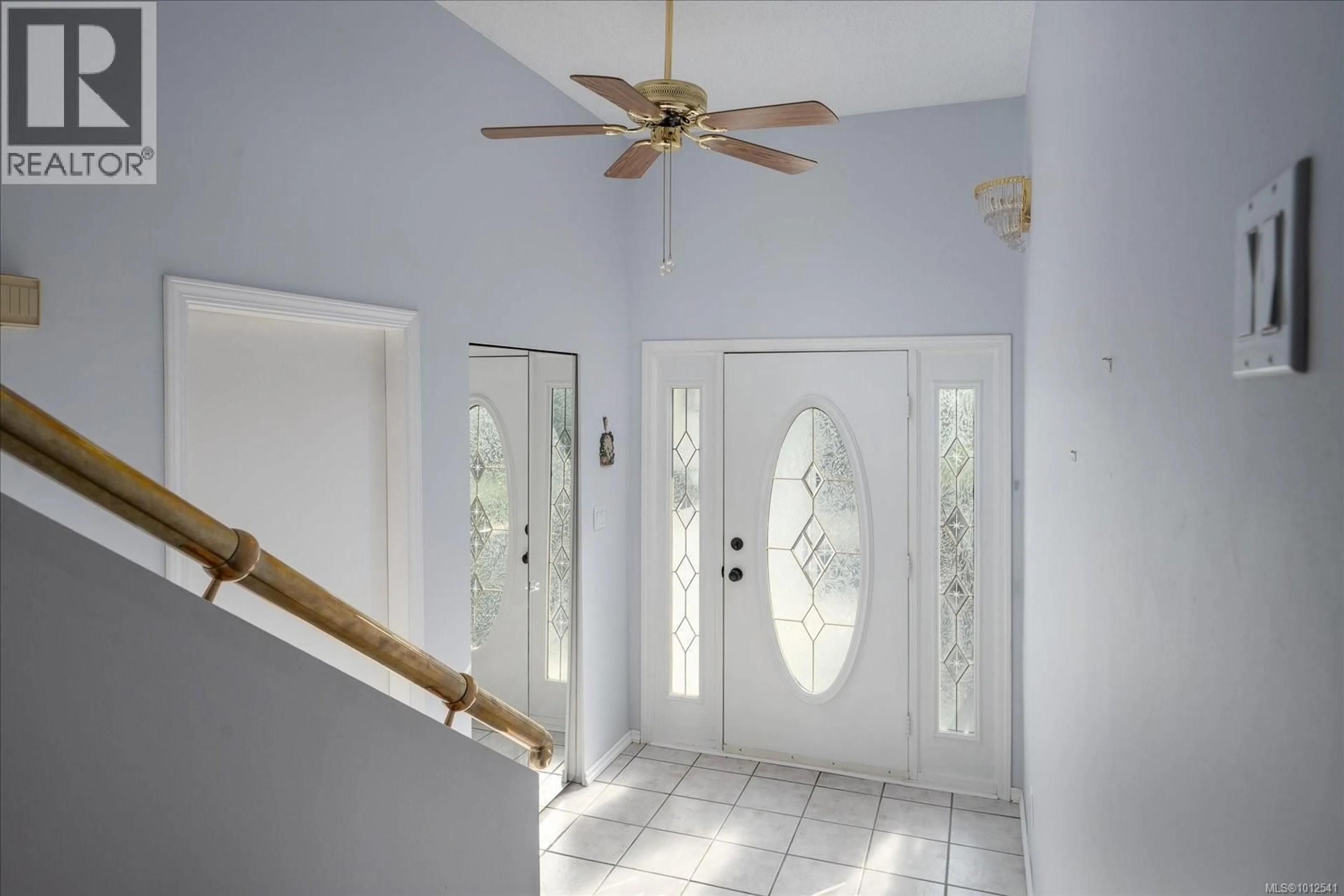 Indoor foyer for 2061 HONEYSUCKLE TERRACE, Nanaimo British Columbia V9S2R2