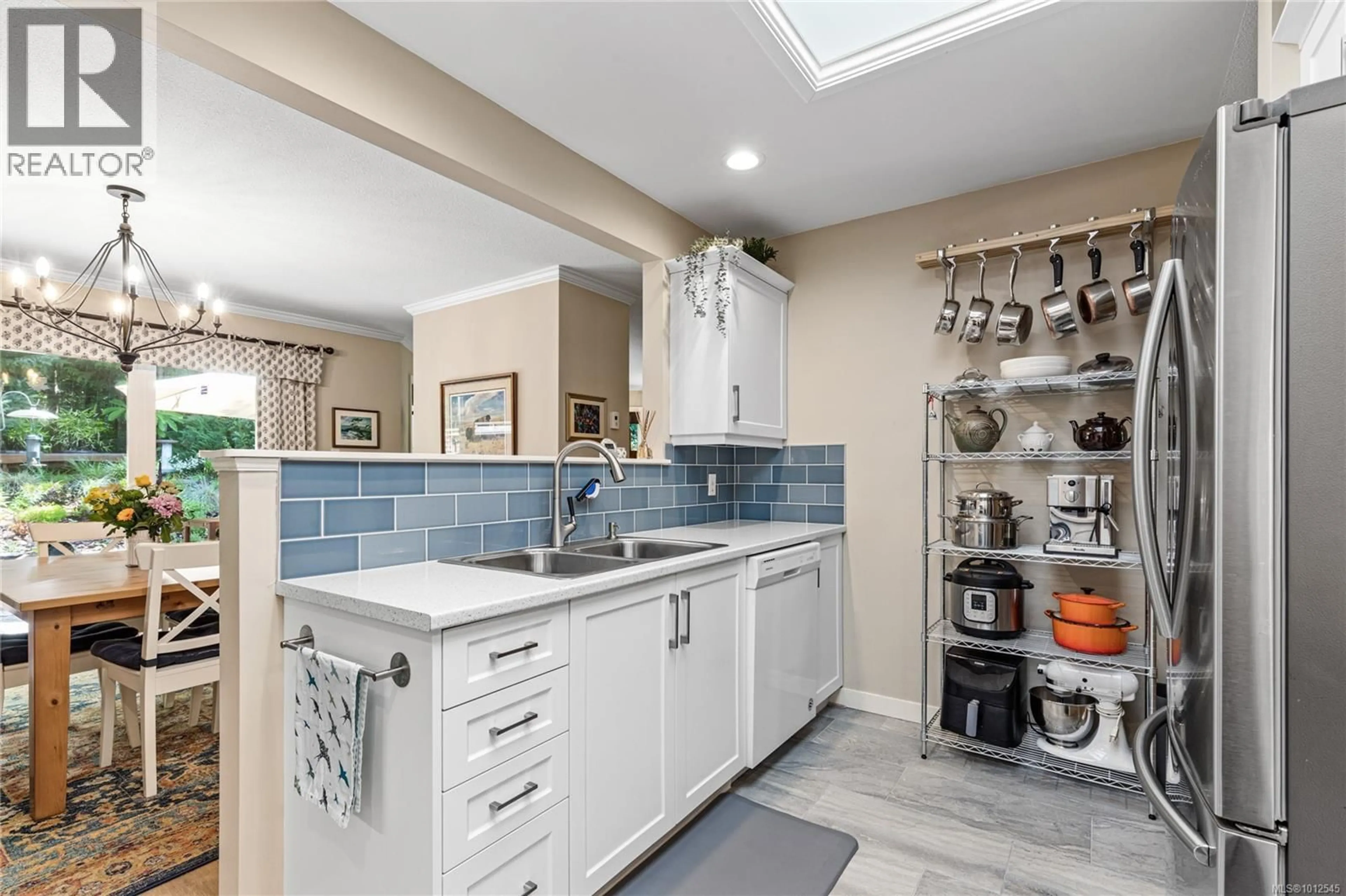 Open concept kitchen, ceramic/tile floor for 8 - 810 CHESTNUT STREET, Qualicum Beach British Columbia V9K2M6