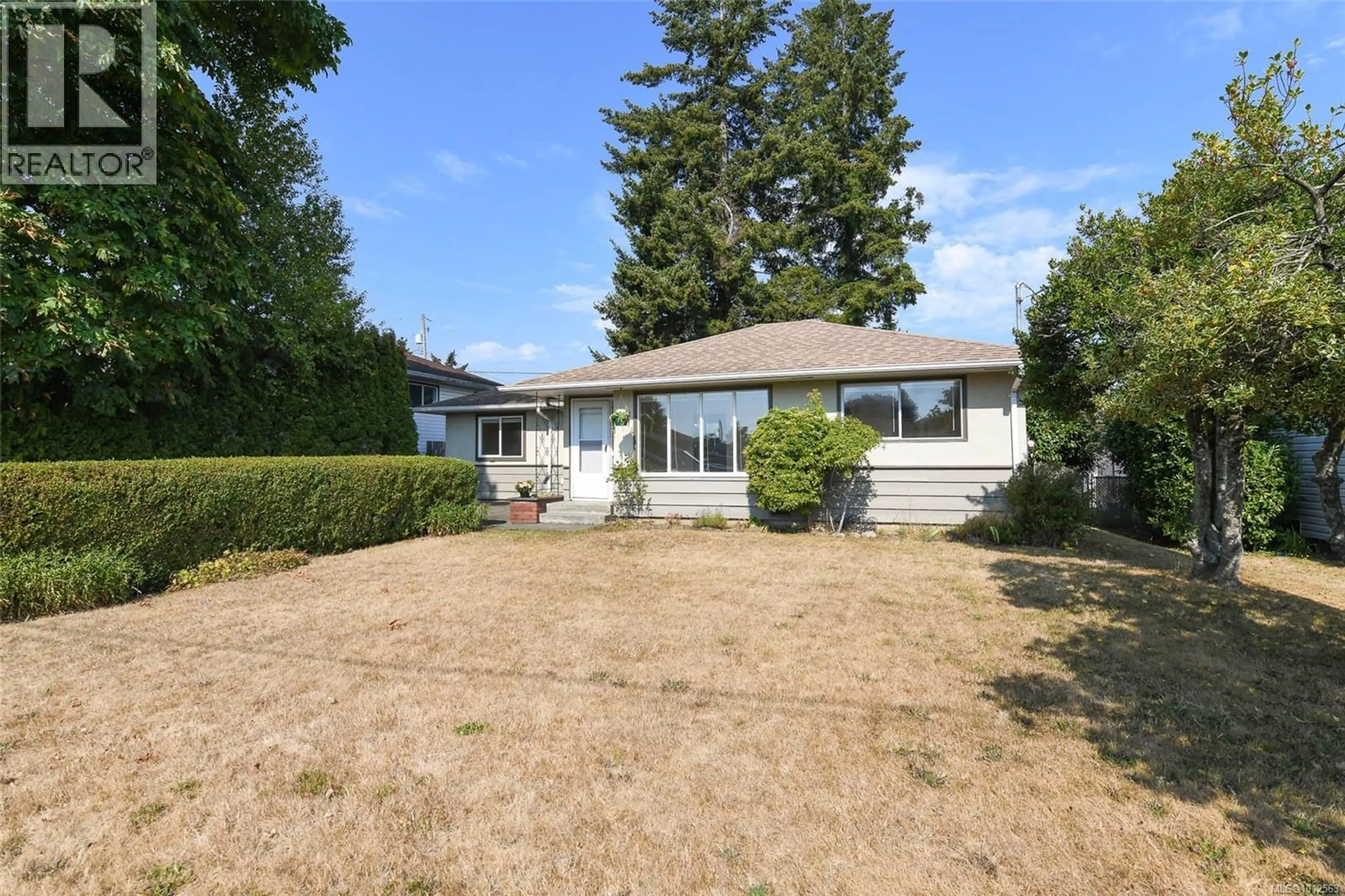 A pic from outside/outdoor area/front of a property/back of a property/a pic from drone, street for 577 17TH STREET, Courtenay British Columbia V9N1Y9
