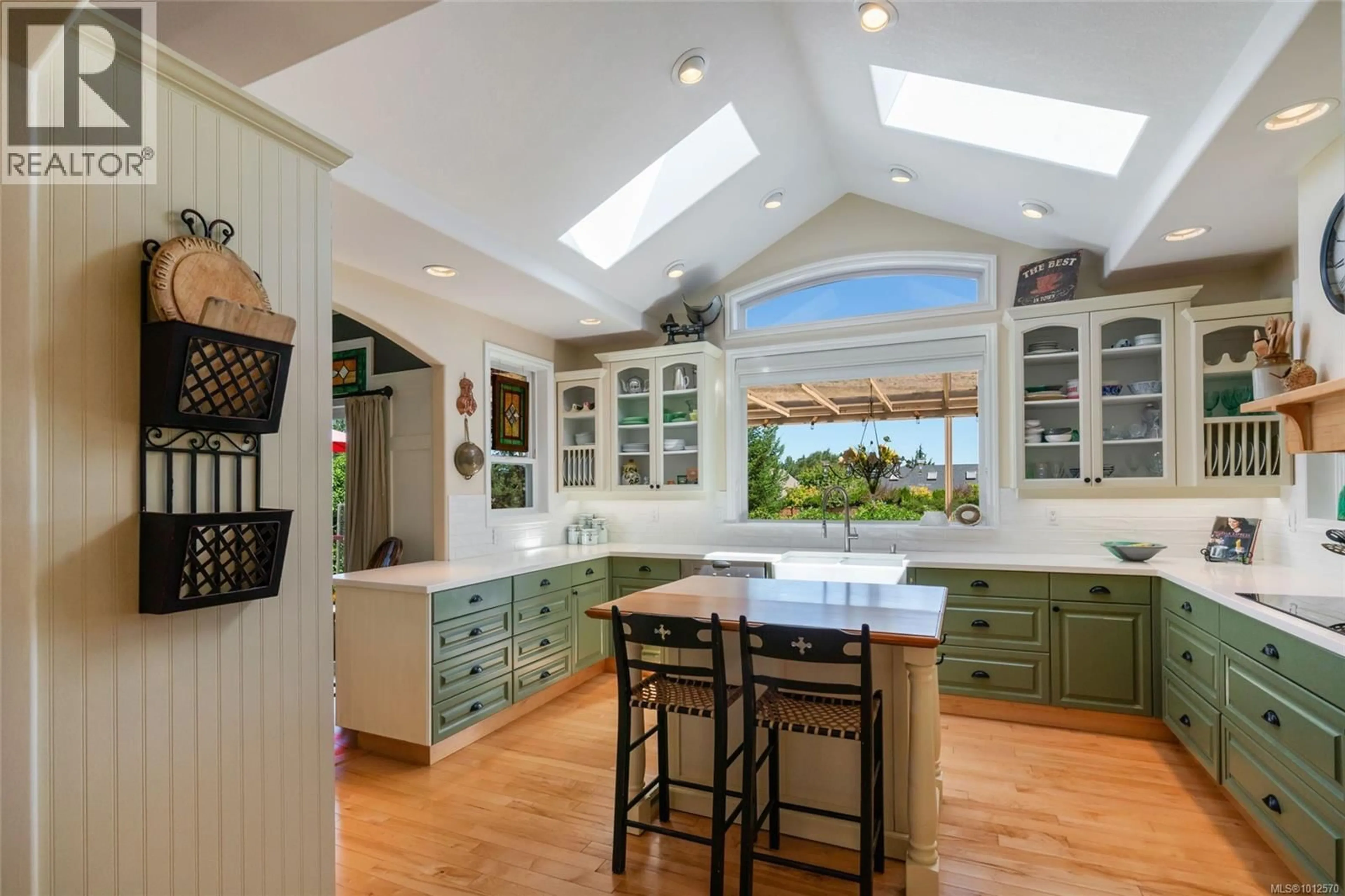 Open concept kitchen, ceramic/tile floor for 500 MUIRFIELD CLOSE, Qualicum Beach British Columbia V9K2J9