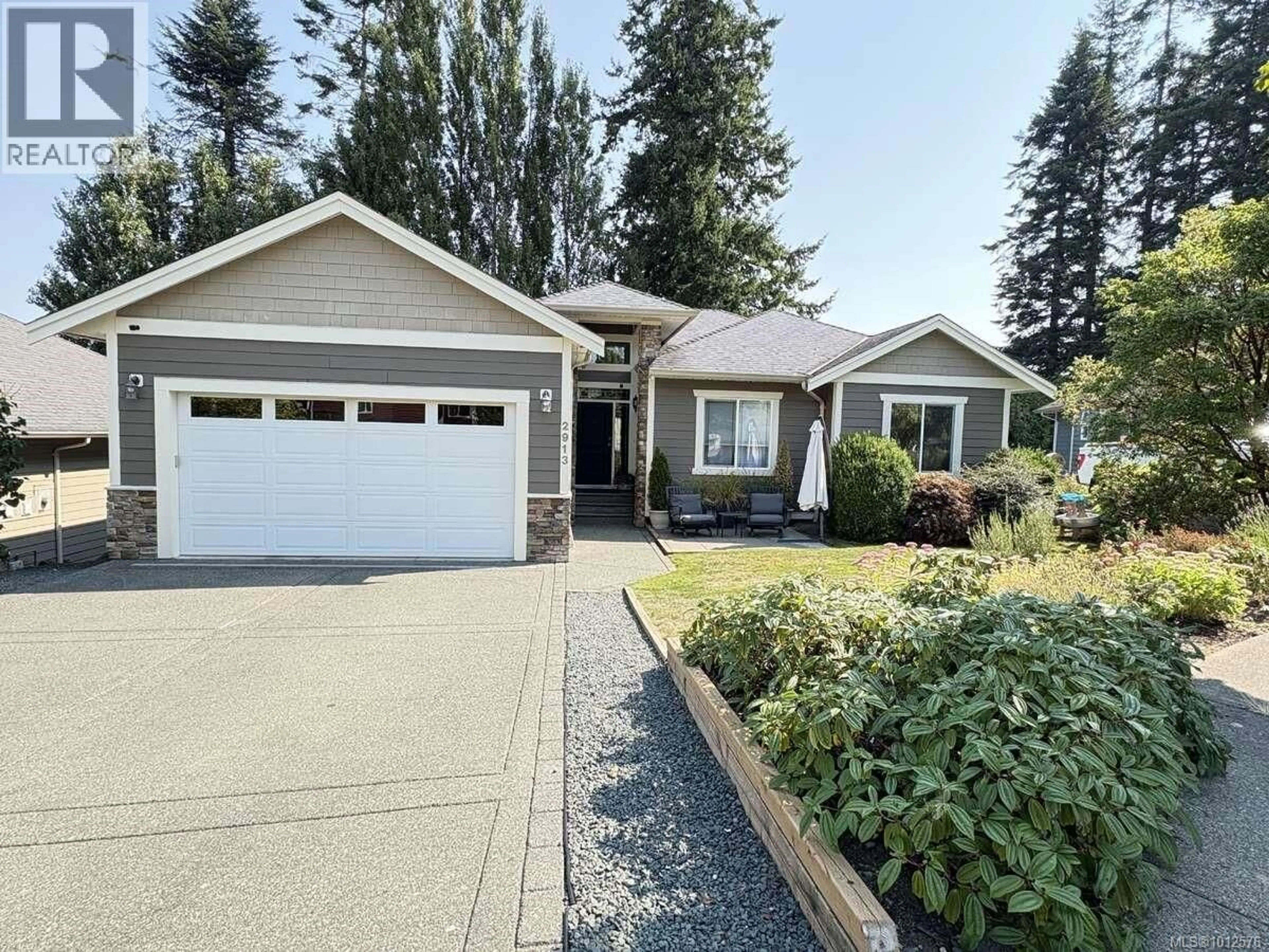 Home with vinyl exterior material, street for 2913 PACIFIC VIEW TERRACE, Campbell River British Columbia V9H1V4
