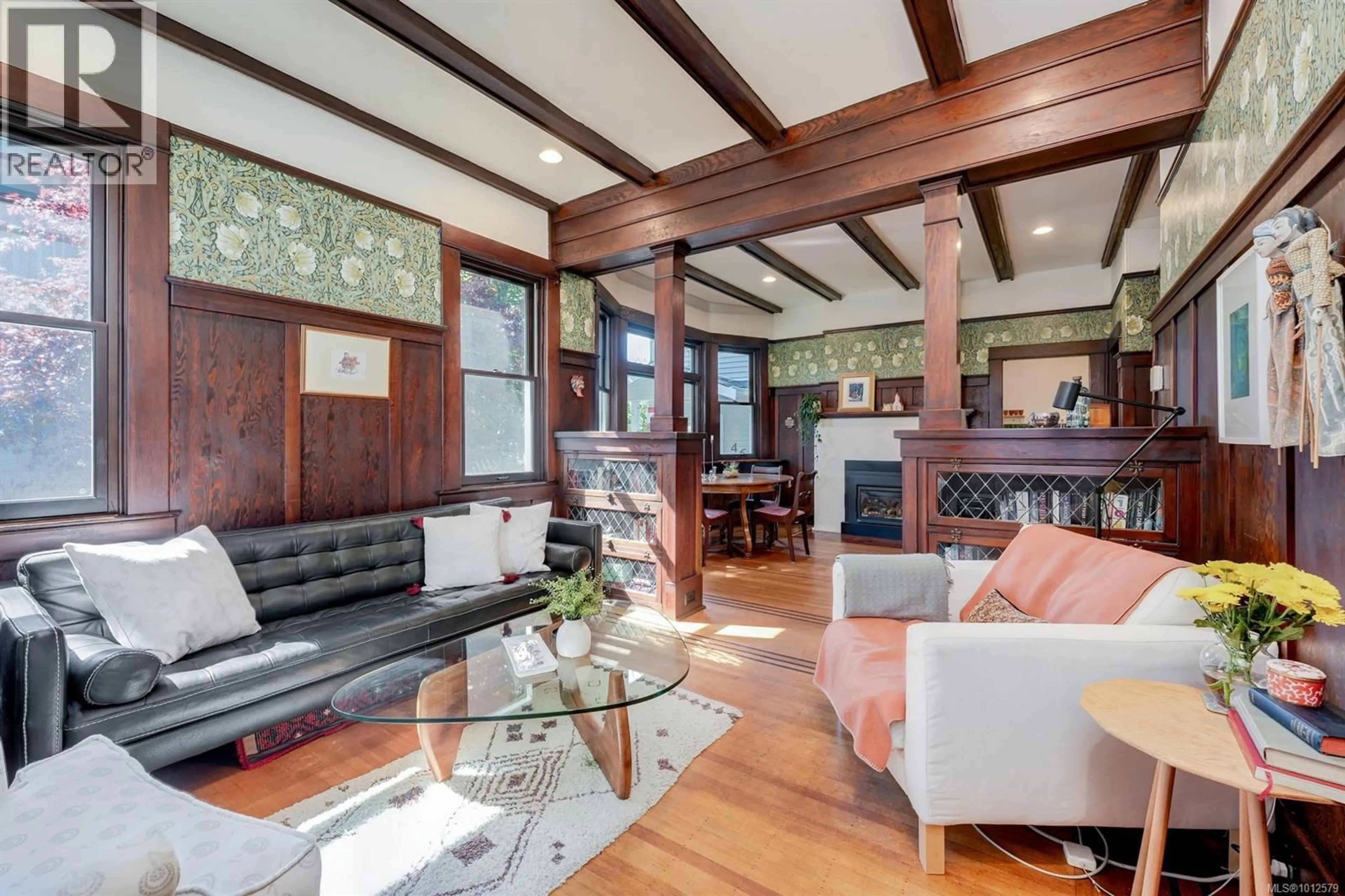 Living room with furniture, wood/laminate floor for 460A CHESTER AVENUE, Victoria British Columbia V8V4C1
