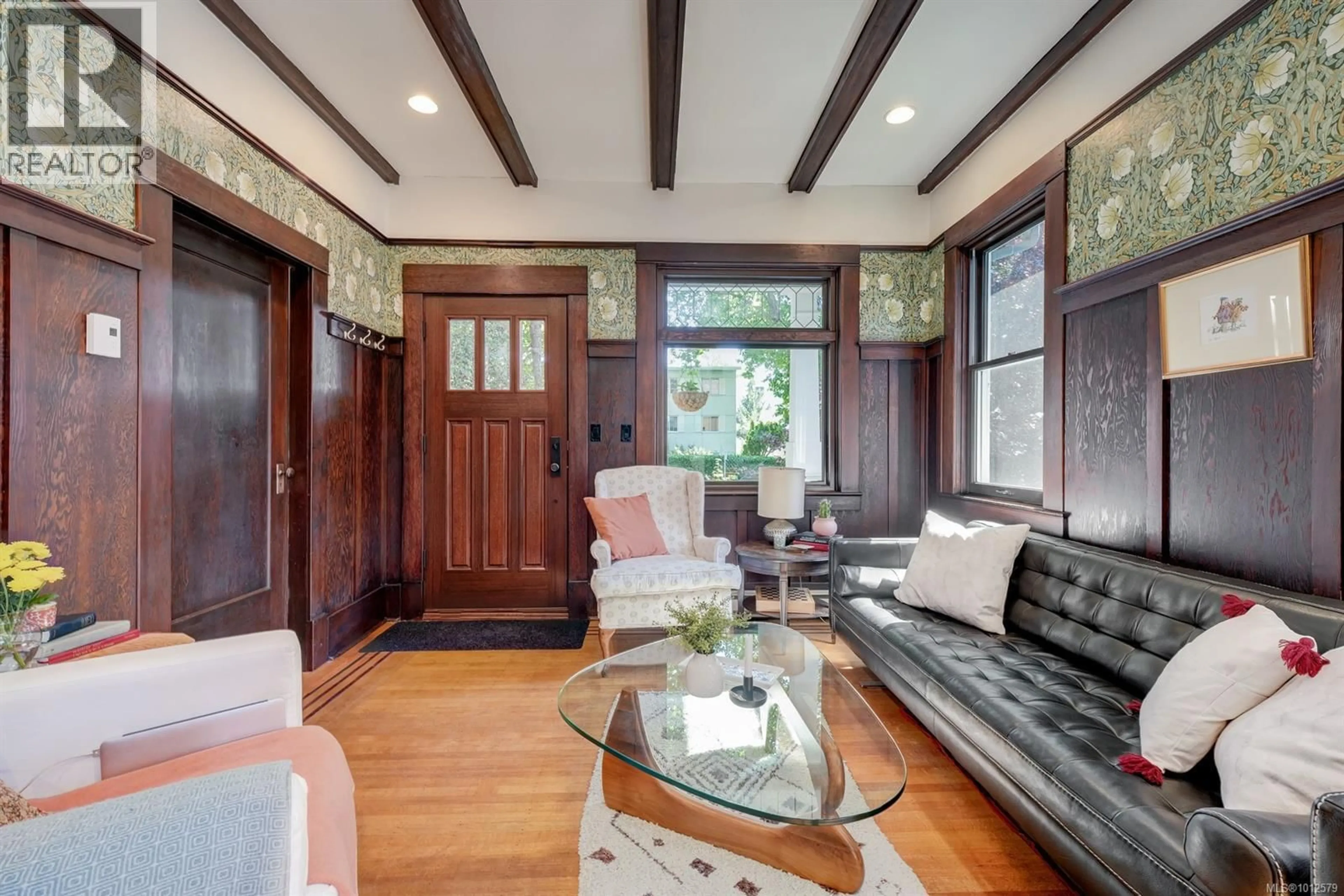 Living room with furniture, unknown for 460A CHESTER AVENUE, Victoria British Columbia V8V4C1