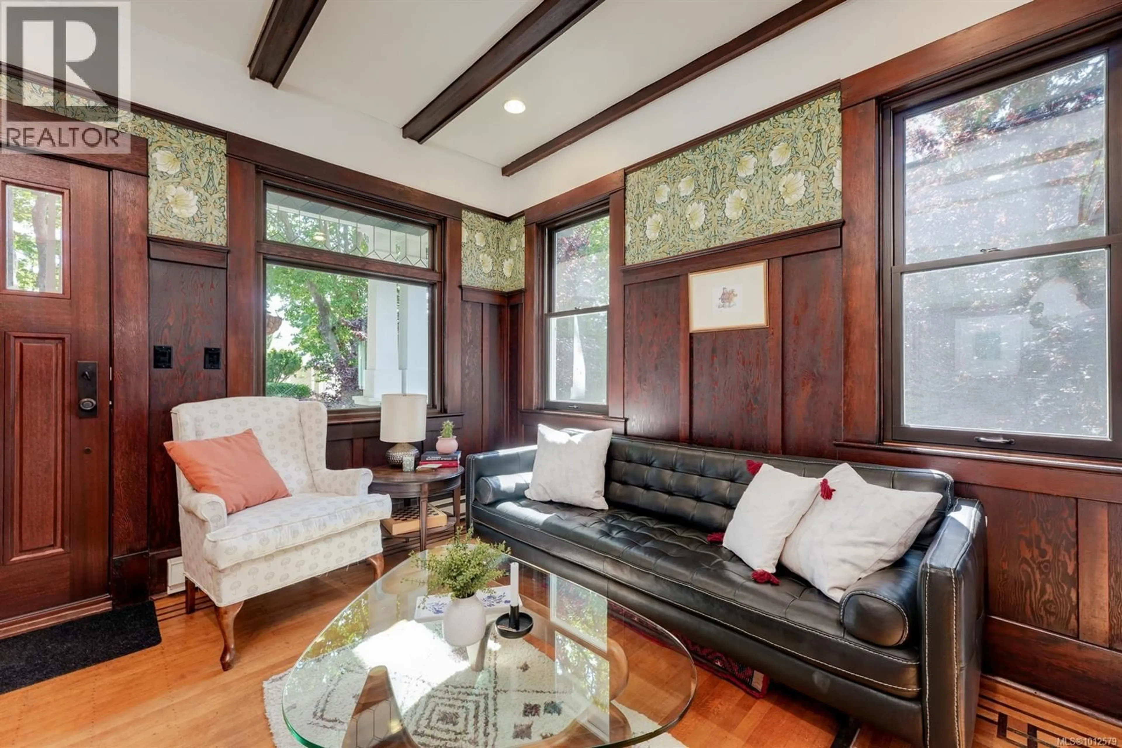 Living room with furniture, wood/laminate floor for 460A CHESTER AVENUE, Victoria British Columbia V8V4C1