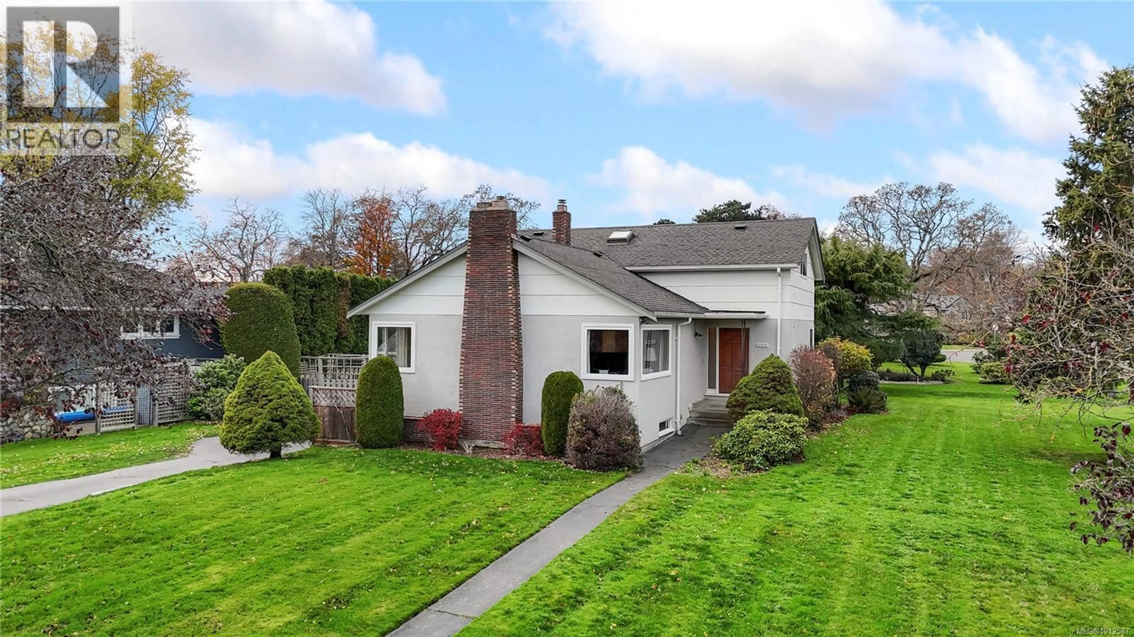 A pic from outside/outdoor area/front of a property/back of a property/a pic from drone, street for 2830 DUNLEVY STREET, Oak Bay British Columbia V8R5Z5