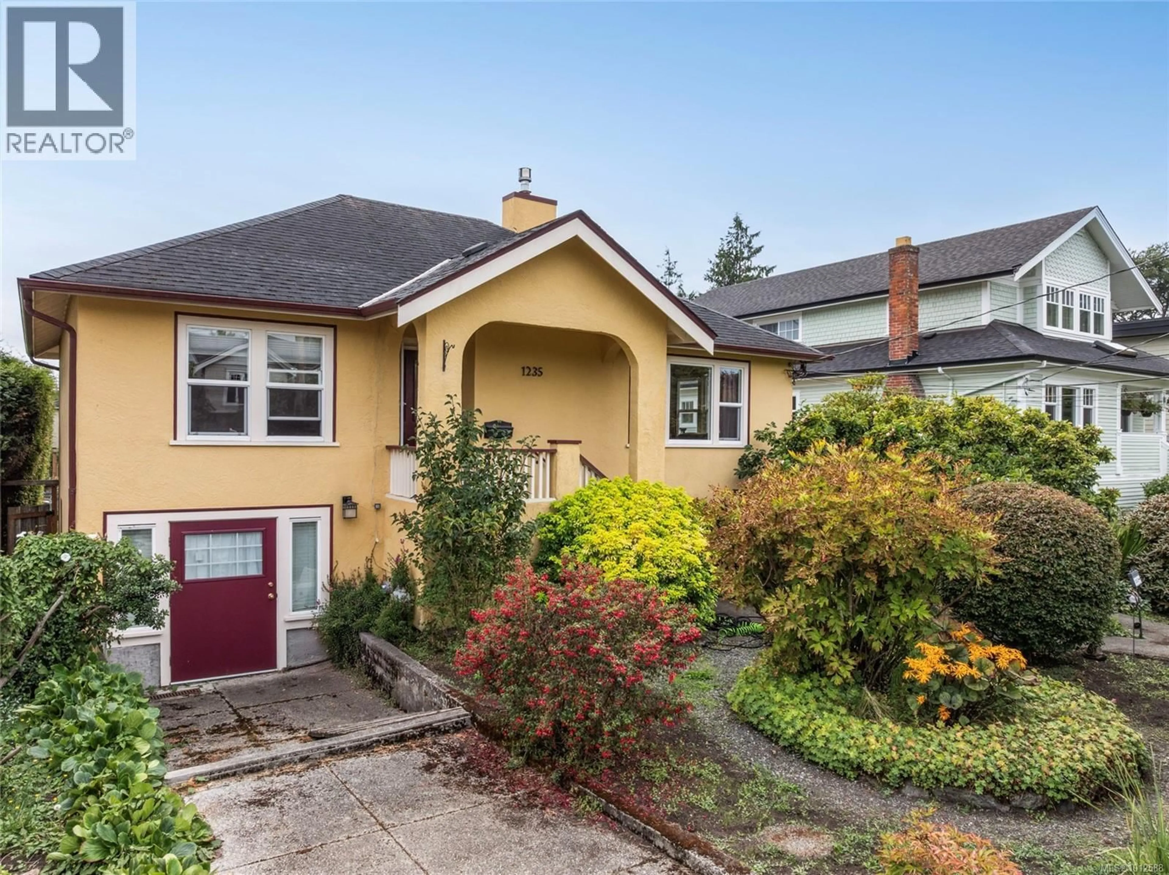 Home with vinyl exterior material, street for 1235 CHAPMAN STREET, Victoria British Columbia V8V2T7