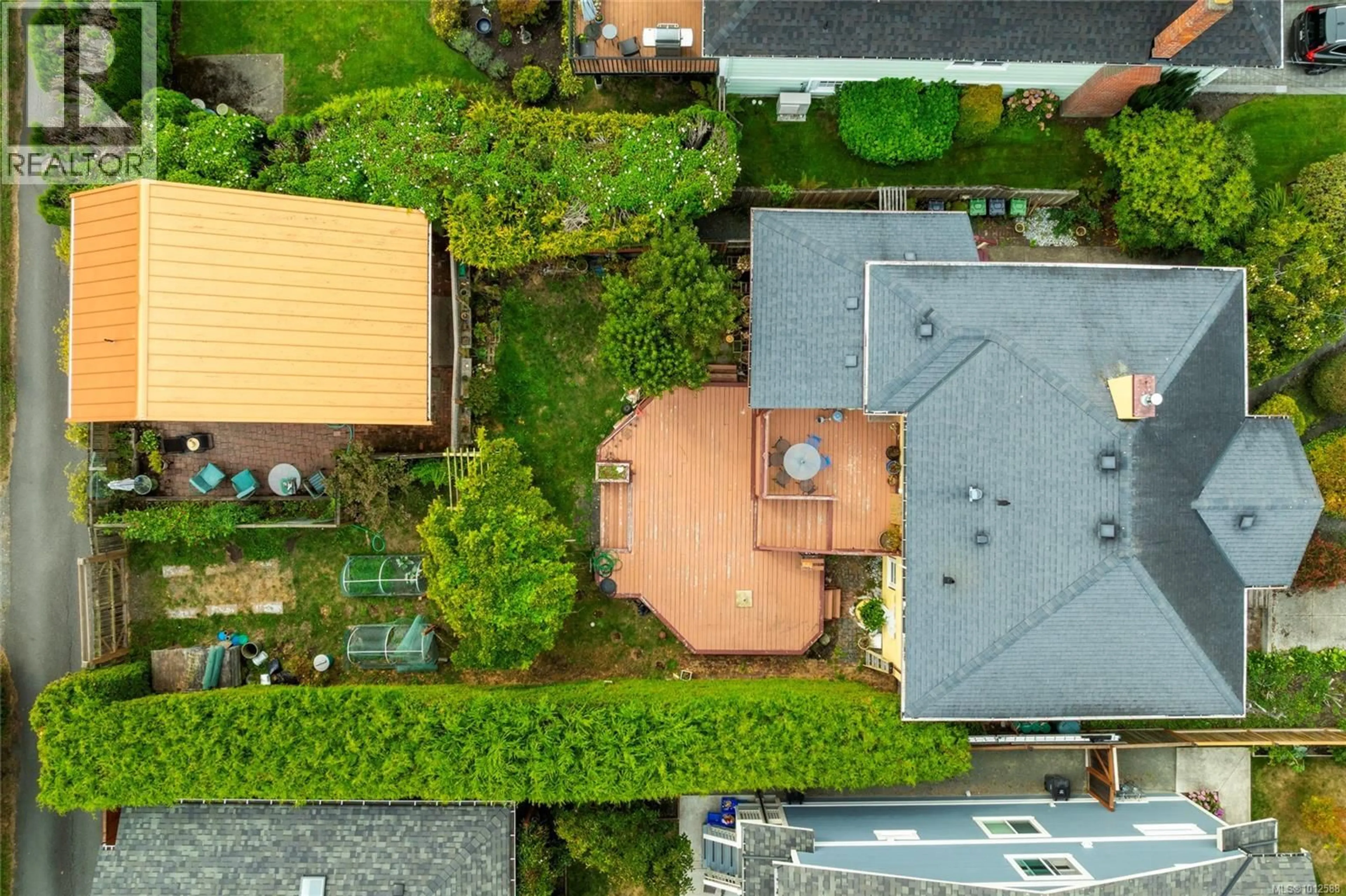 A pic from outside/outdoor area/front of a property/back of a property/a pic from drone, street for 1235 CHAPMAN STREET, Victoria British Columbia V8V2T7