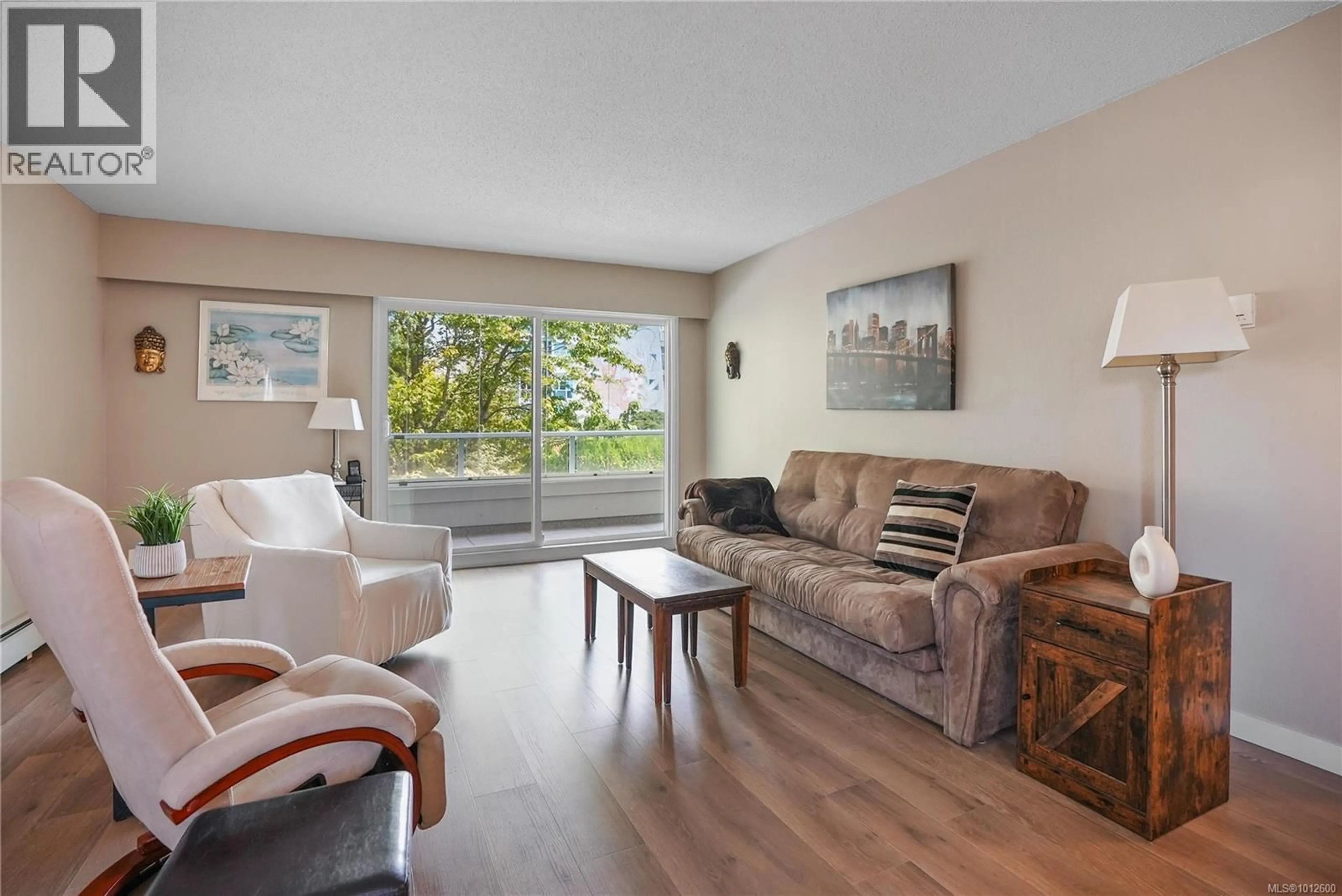 Living room with furniture, wood/laminate floor for 202 - 1040 ROCKLAND AVENUE, Victoria British Columbia V8V3H5