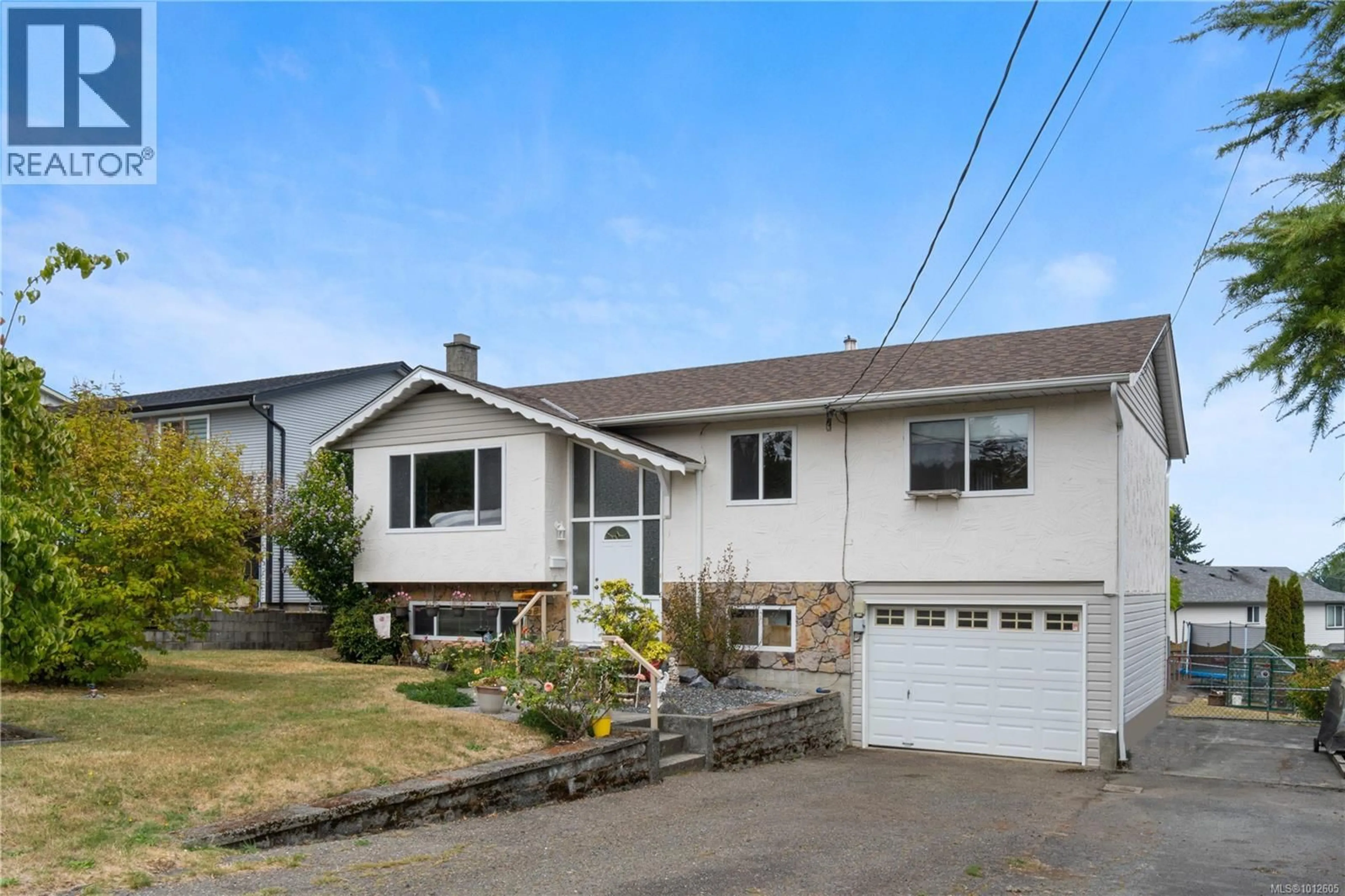 Home with vinyl exterior material, street for 558 WEBER STREET, Nanaimo British Columbia V9R6R1