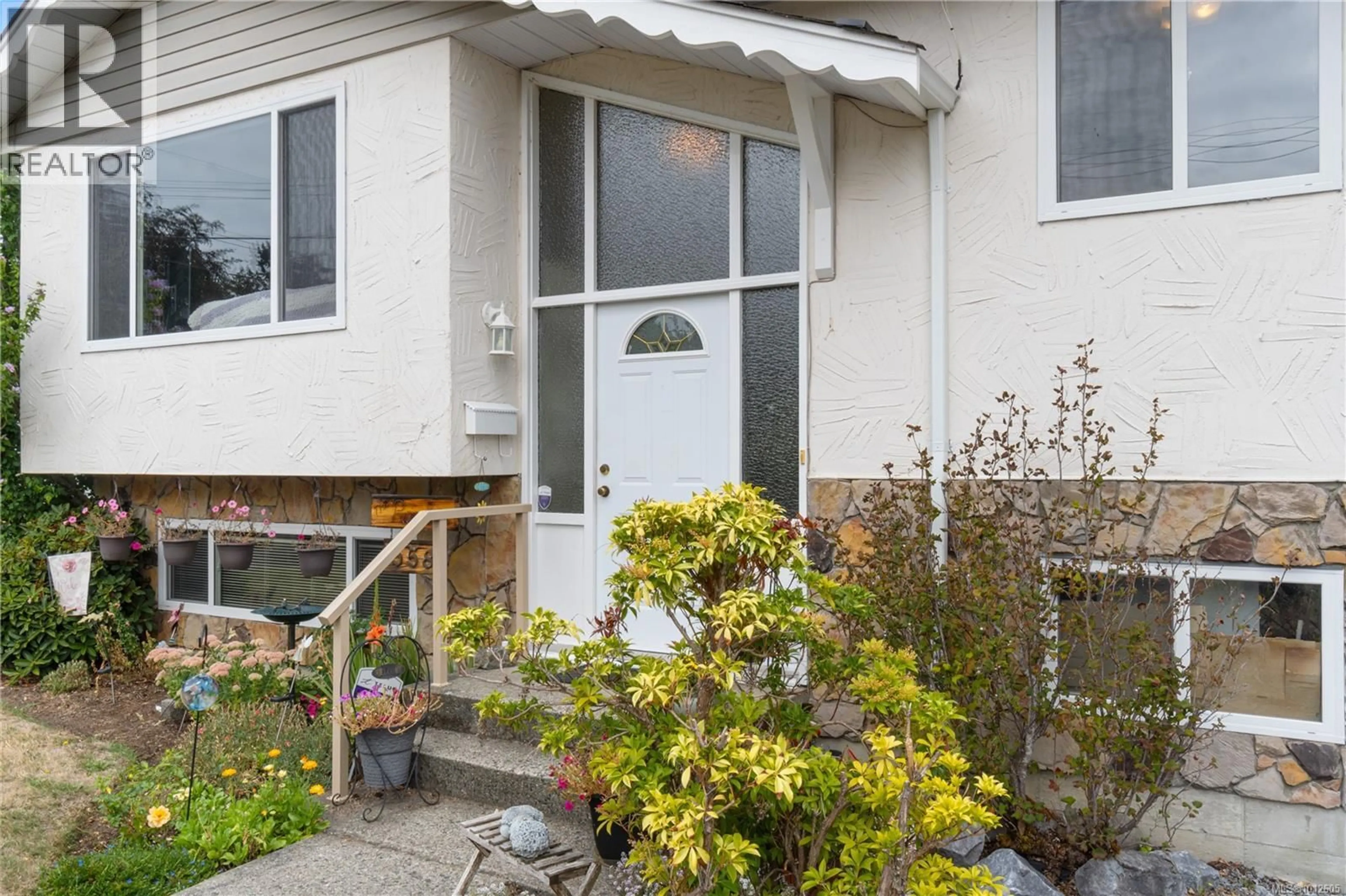 Home with vinyl exterior material, street for 558 WEBER STREET, Nanaimo British Columbia V9R6R1