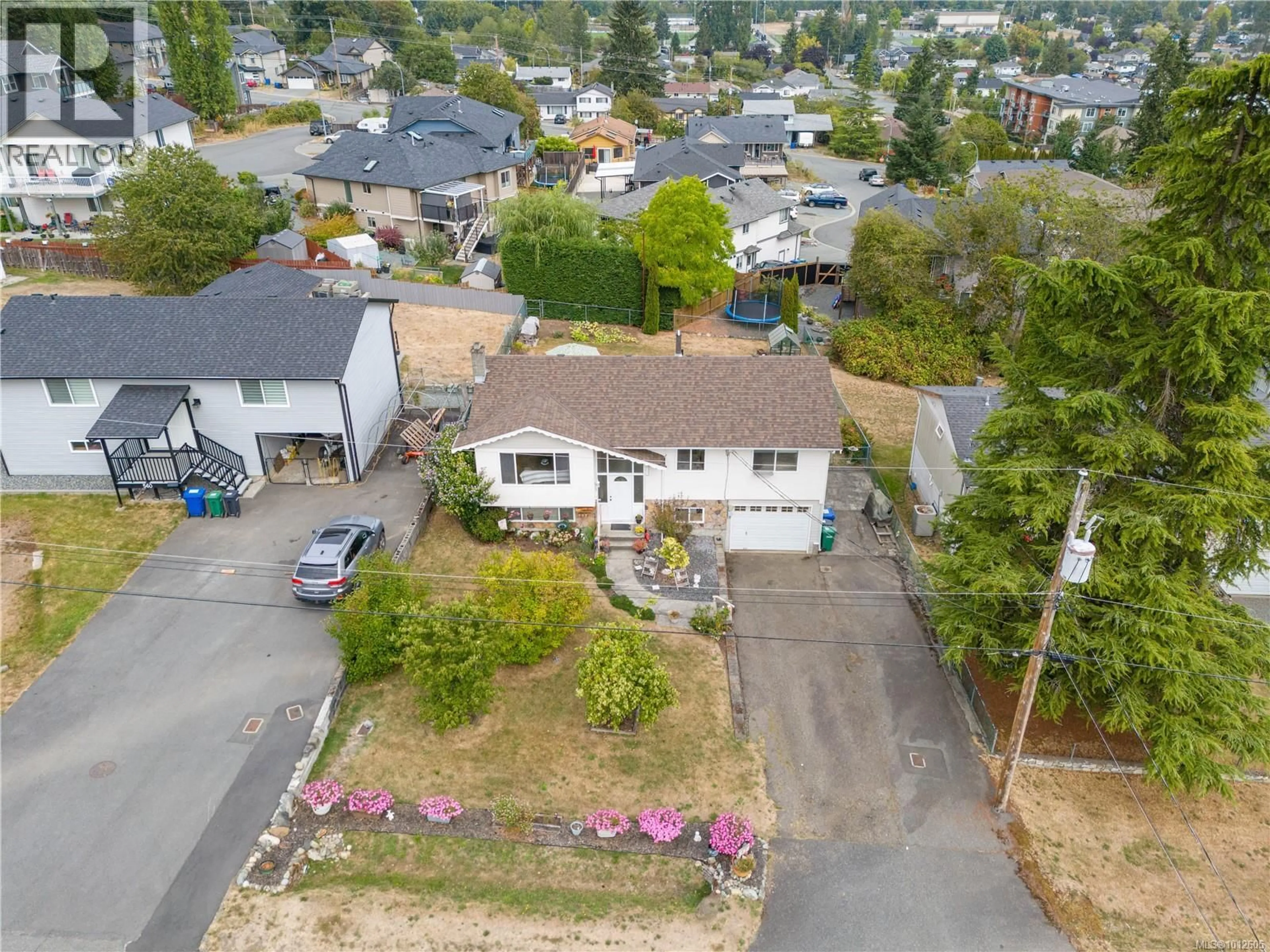 A pic from outside/outdoor area/front of a property/back of a property/a pic from drone, street for 558 WEBER STREET, Nanaimo British Columbia V9R6R1
