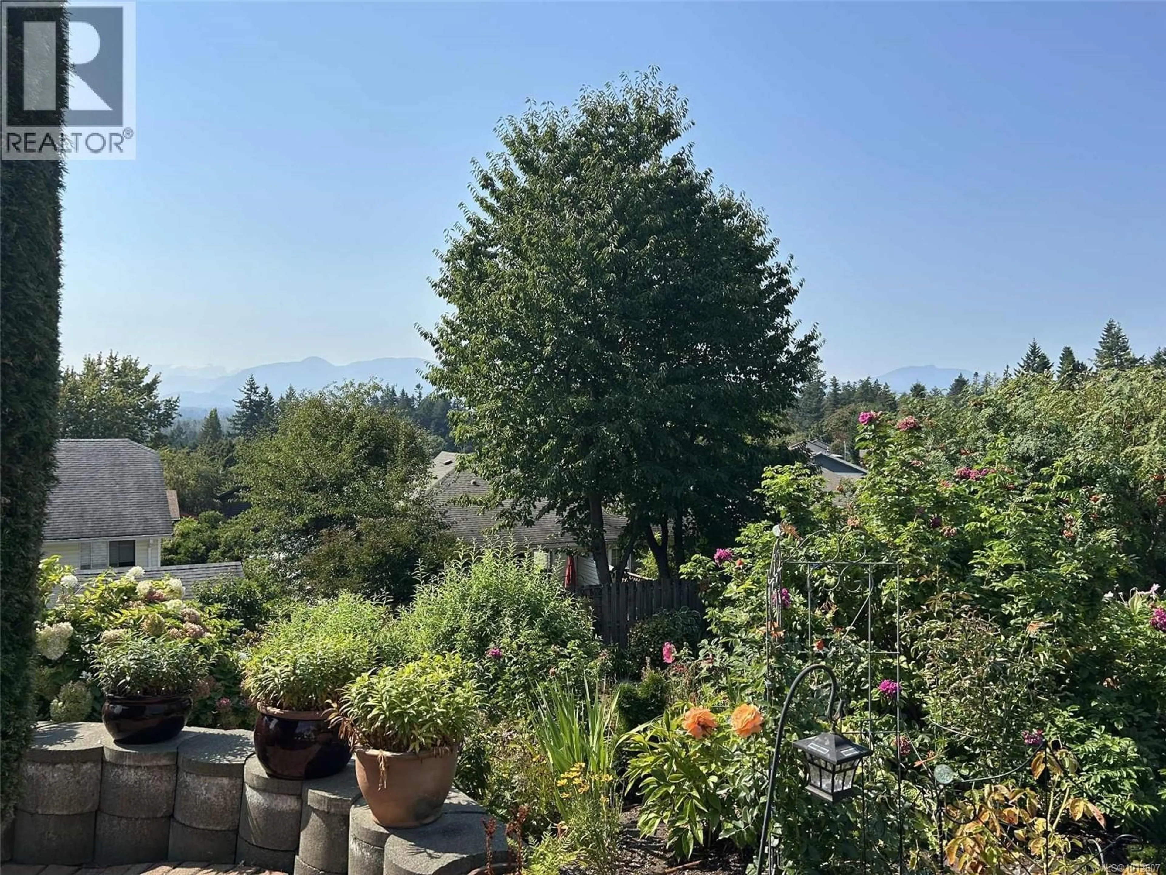 A pic from outside/outdoor area/front of a property/back of a property/a pic from drone, mountain view for 243 STAFFORD AVENUE, Courtenay British Columbia V9N6Z6